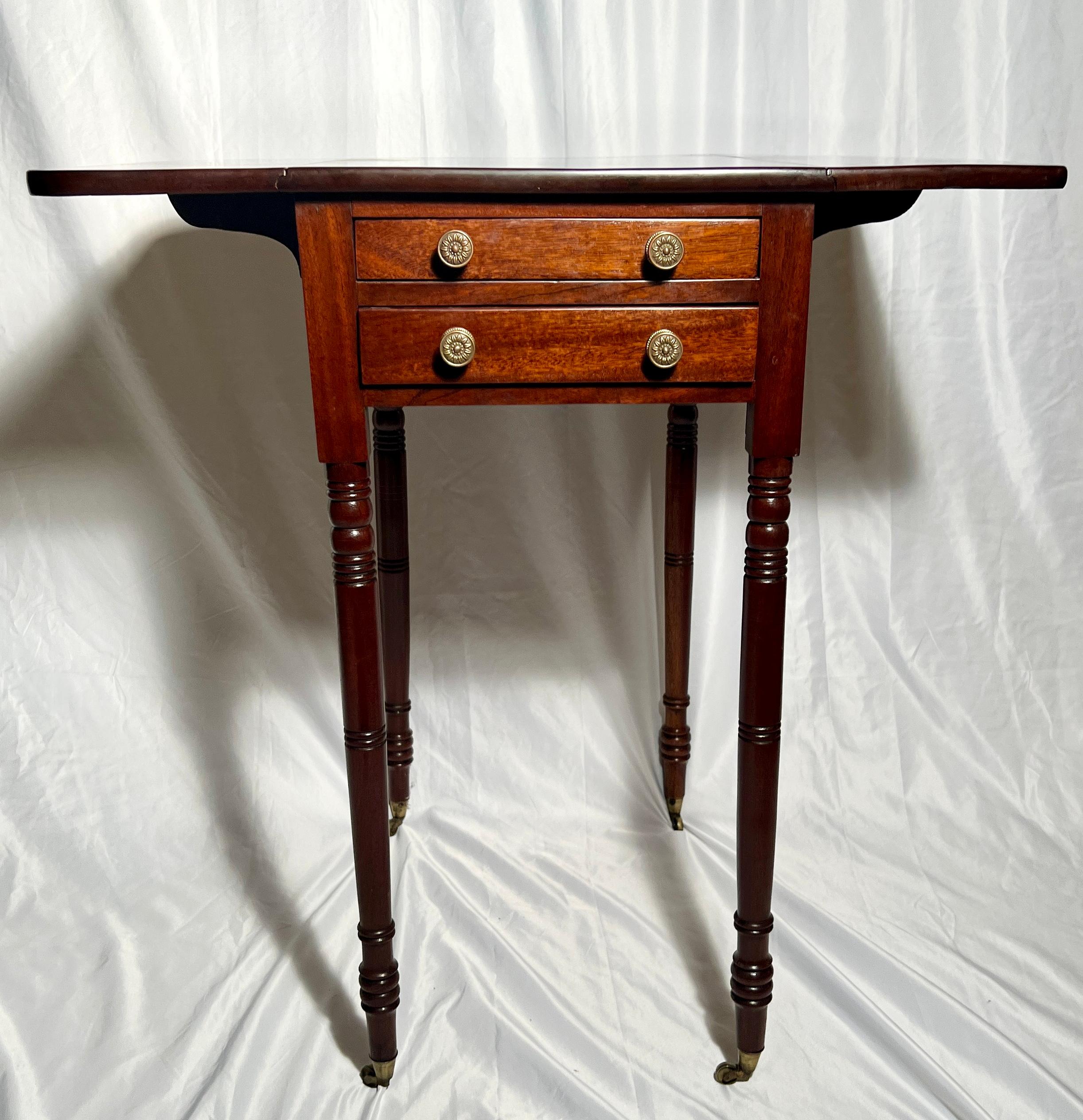 Ancienne table Pembroke anglaise William IV en acajou, vers 1840-1860.  
Ouvrir 
25,27 large