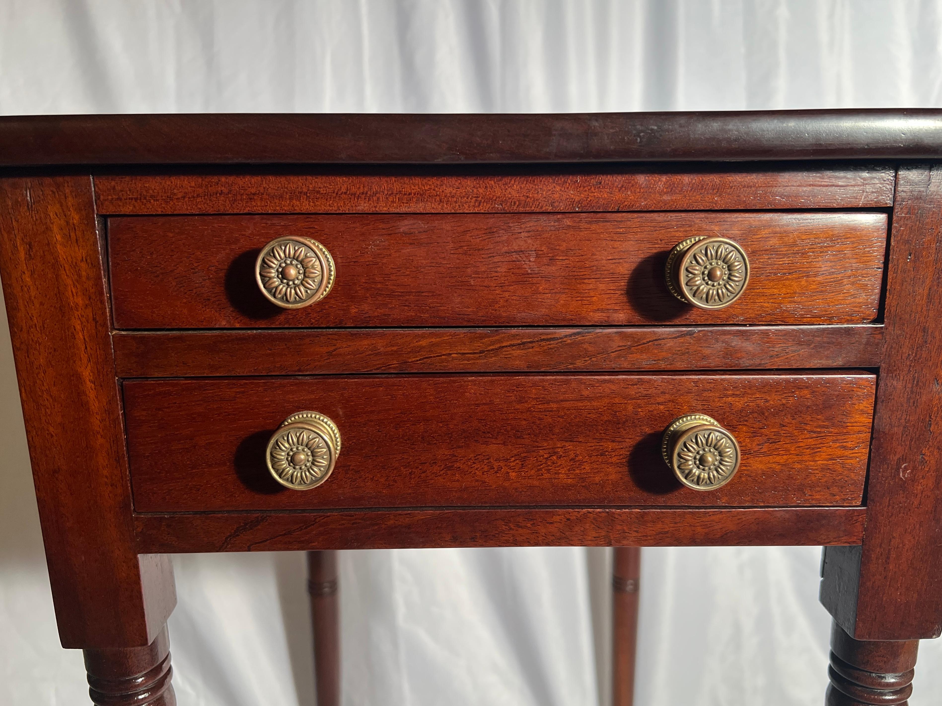 Antique English William IV Mahogany Pembroke Table, Circa 1840-1860.   In Good Condition For Sale In New Orleans, LA