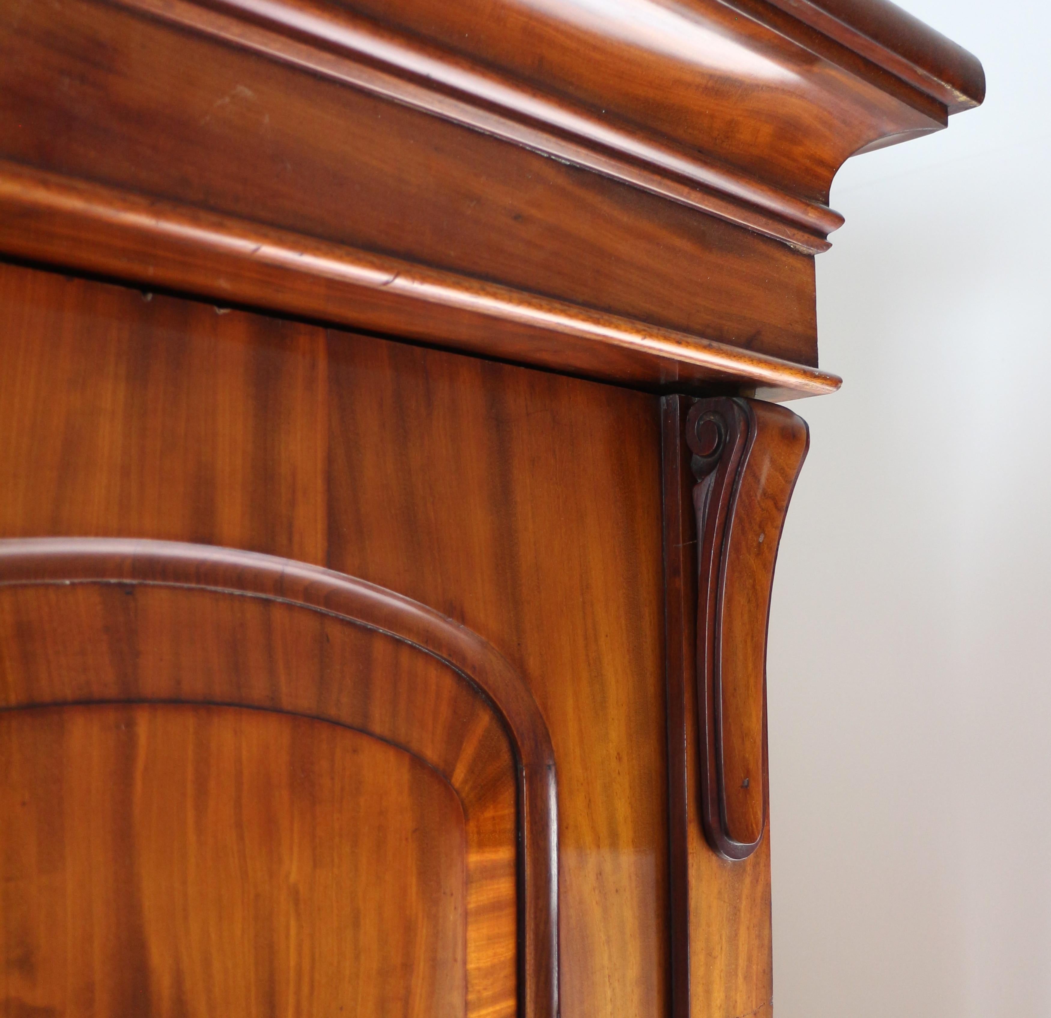 Armoire anglaise ancienne William IV en acajou à trois portes:: vers 1830 3