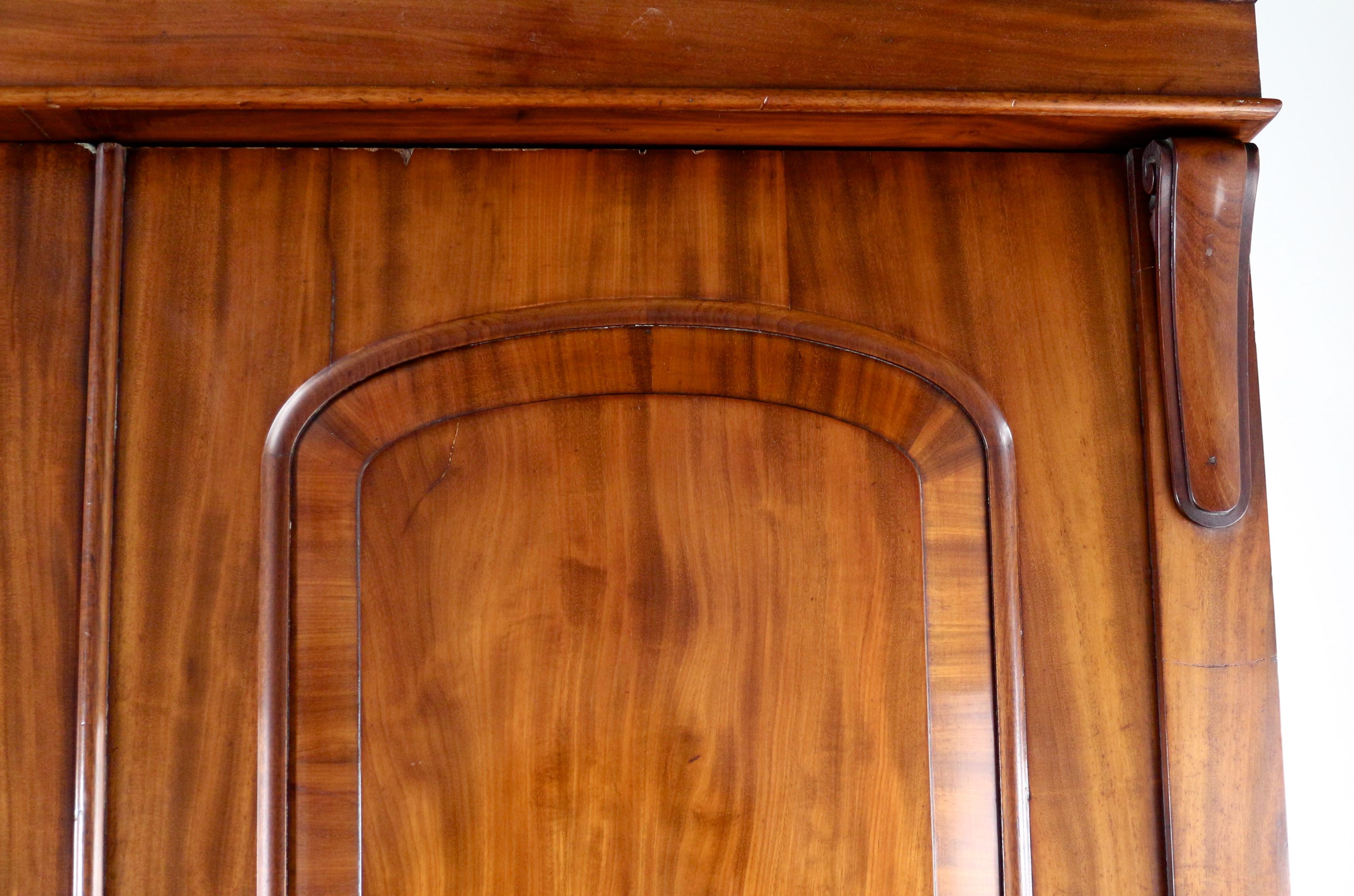 Armoire anglaise ancienne William IV en acajou à trois portes:: vers 1830 4