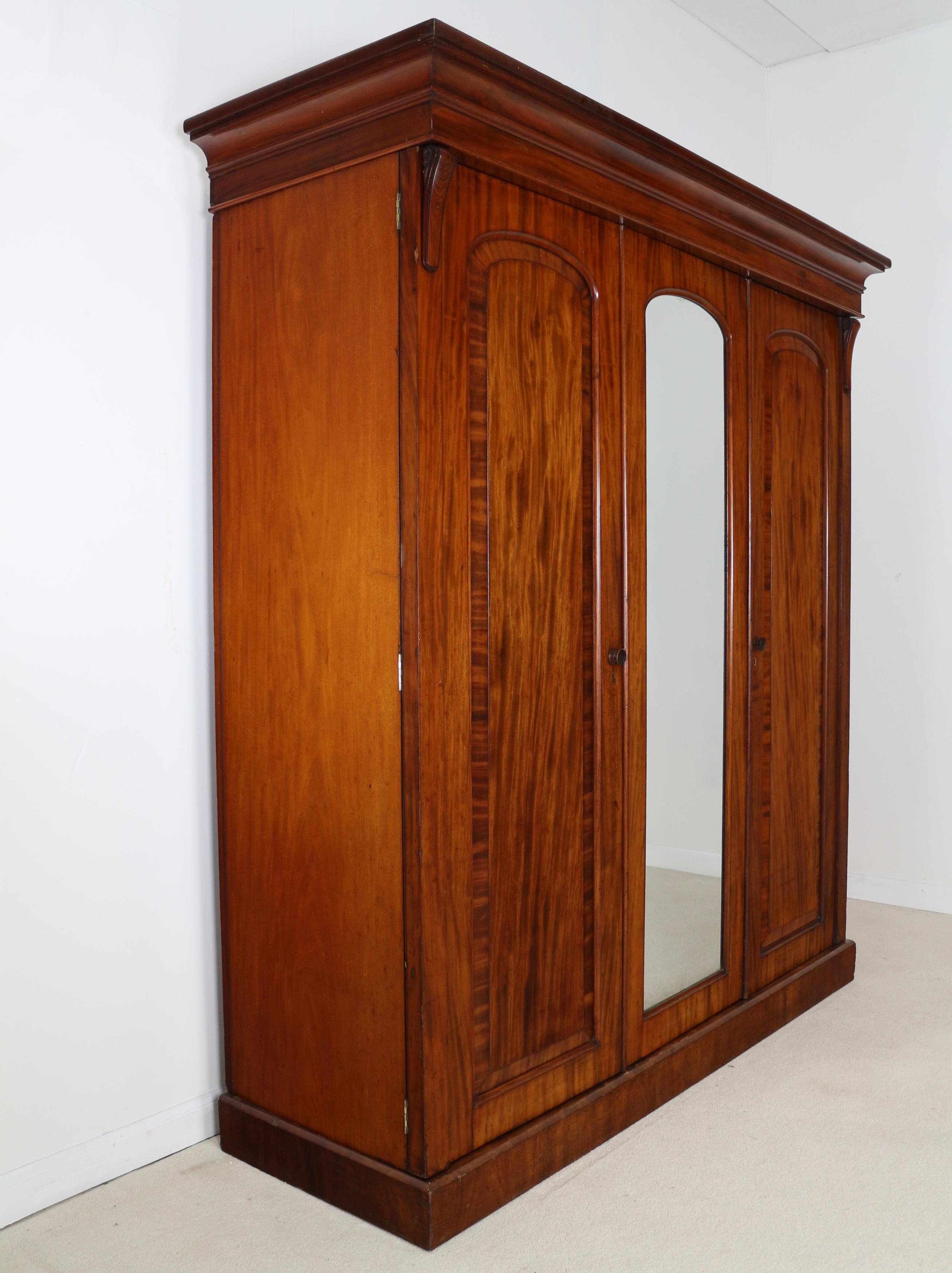 Antique English William IV Mahogany Three-Door Fitted Wardrobe, circa 1830 12