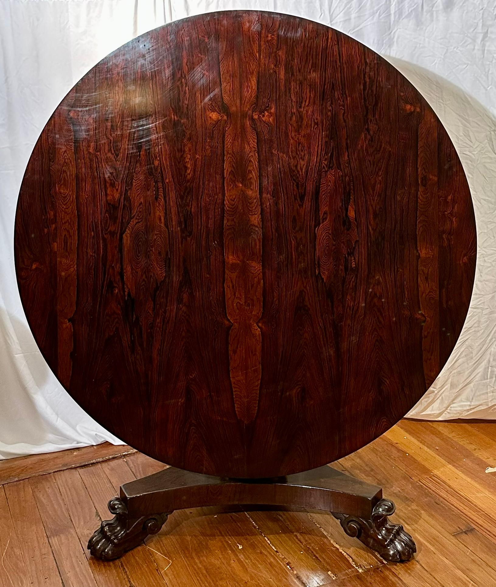 Ancienne table anglaise William IV en palissandre à plateau basculant, Circa 1840.
Cette table présente une finition en bois exceptionnelle et de belles sculptures sur le piédestal et les pieds.