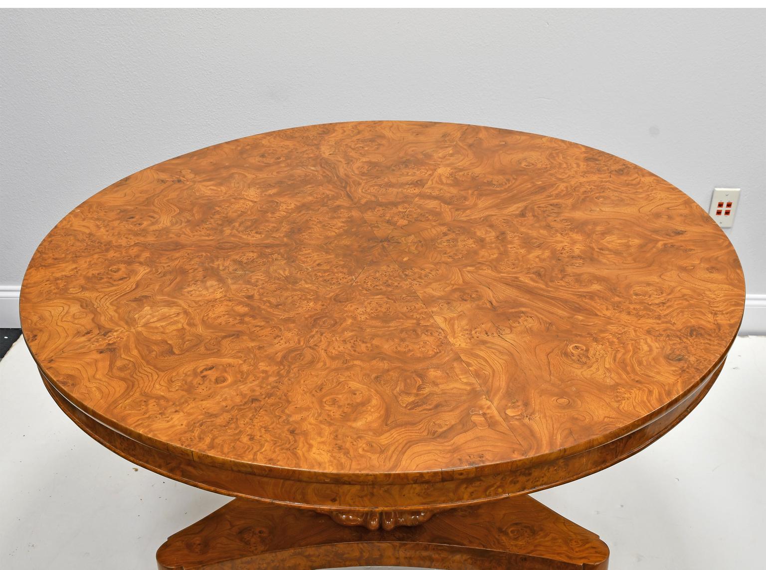 Antique English William IV Round Center or Loo Table in Burl Ash on Pedestal In Good Condition In Miami, FL