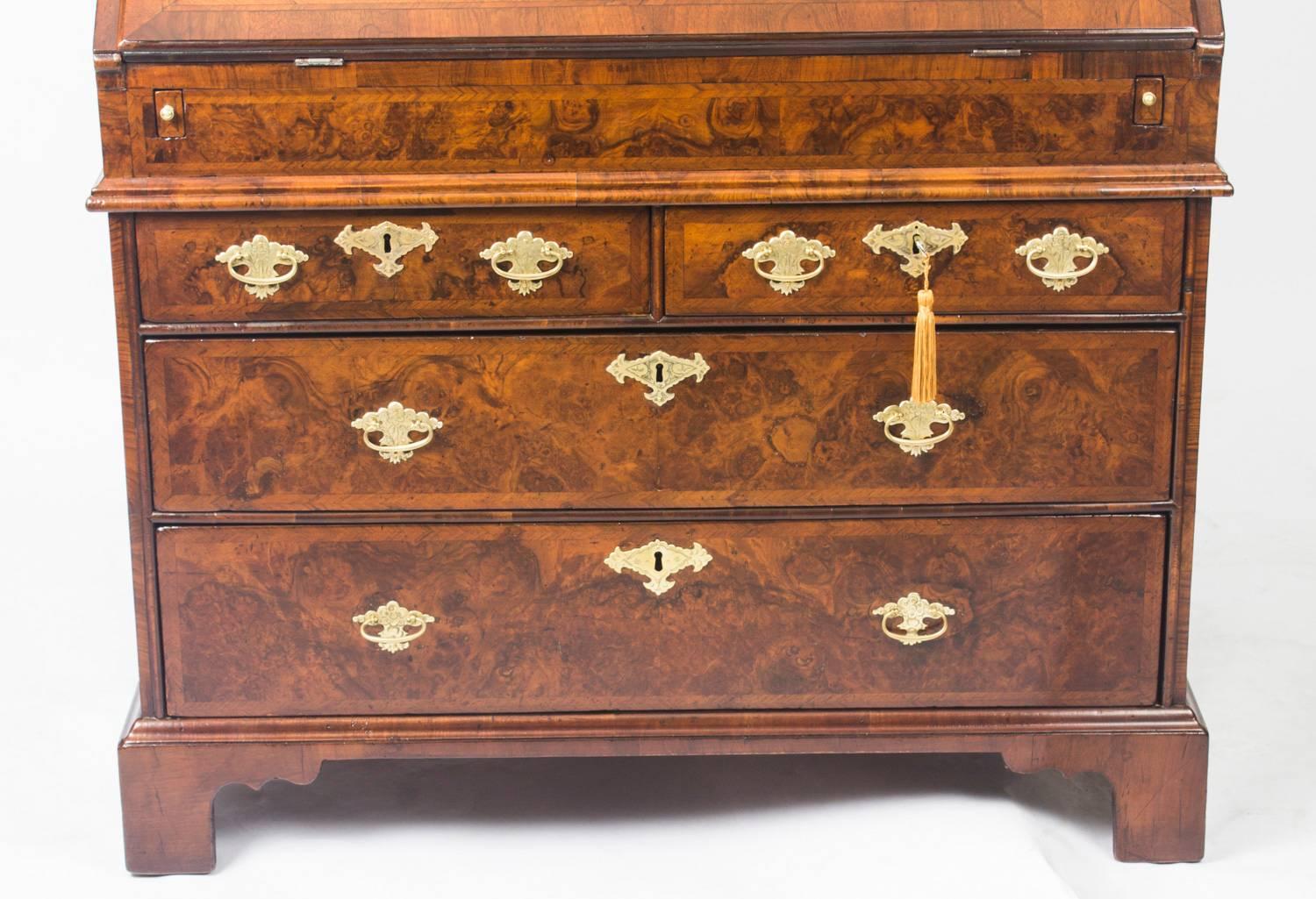 Antique English William & Mary Walnut and Feather Banded Bureau, 17th Century In Excellent Condition In London, GB
