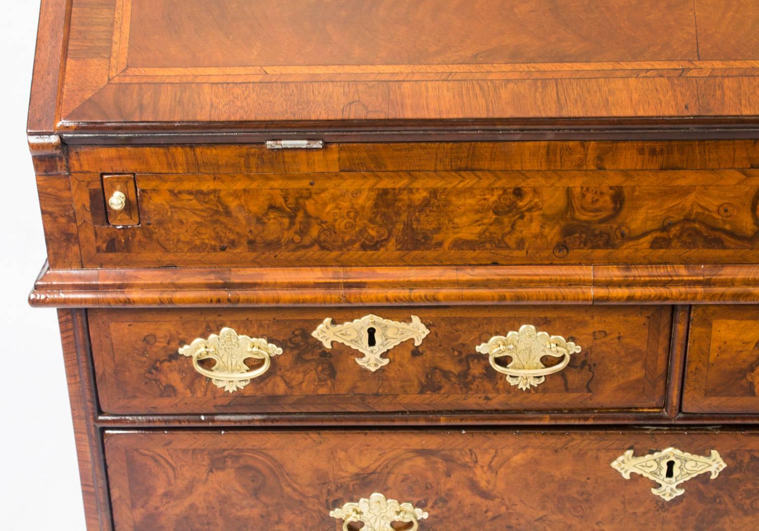 Late 17th Century Antique English William & Mary Walnut and Feather Banded Bureau, 17th Century