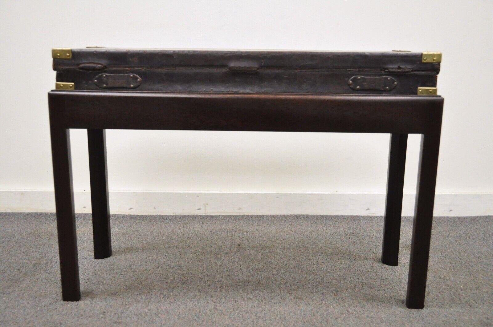 Laiton Antiquité anglaise William Powell & Sons Leather Brass Rifle Case on Mahogany Stand en vente