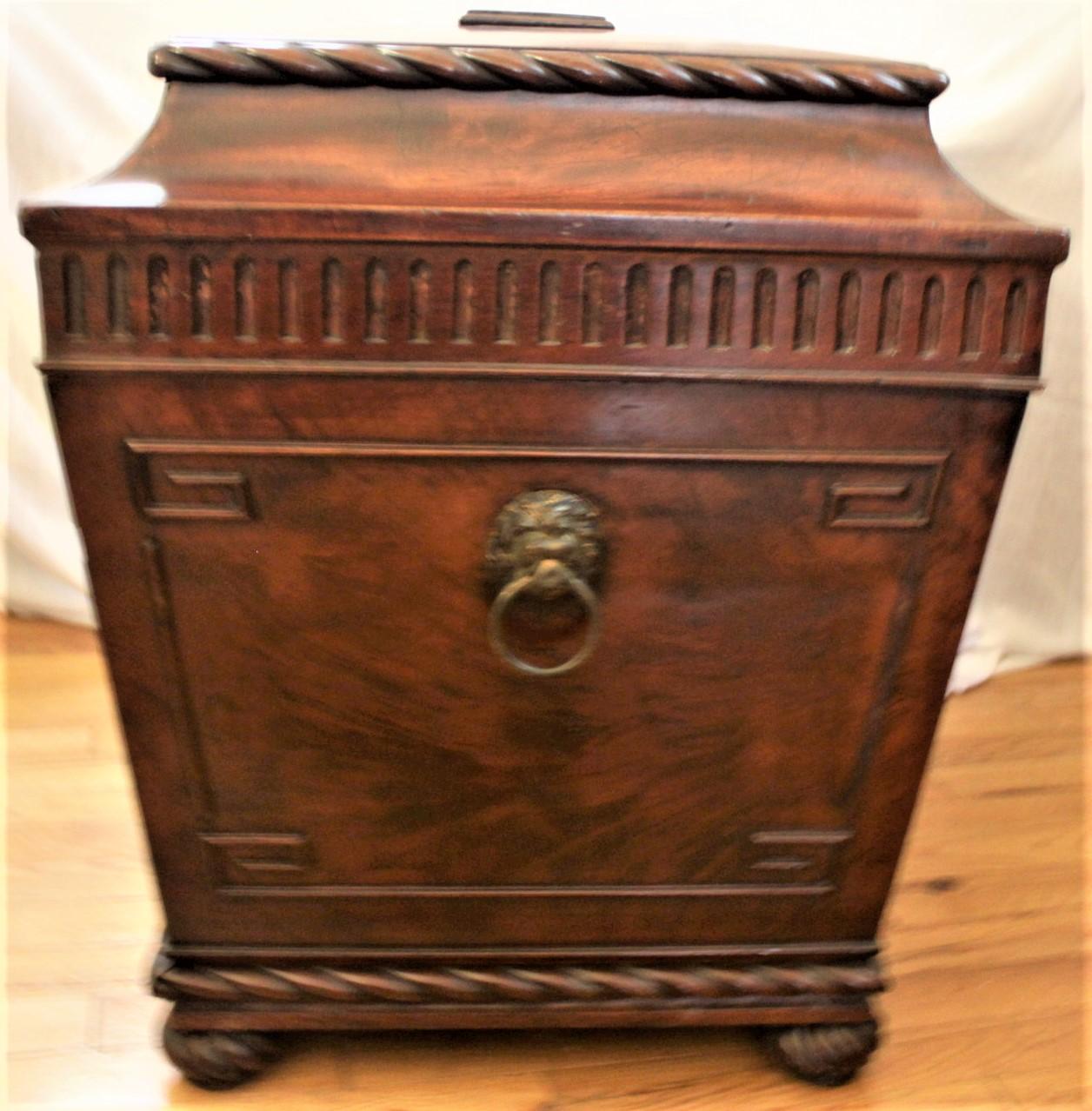 Antiguo enfriador de vino inglés Willian IV de caoba flameada con asas de cabeza de león Guillermo IV en venta