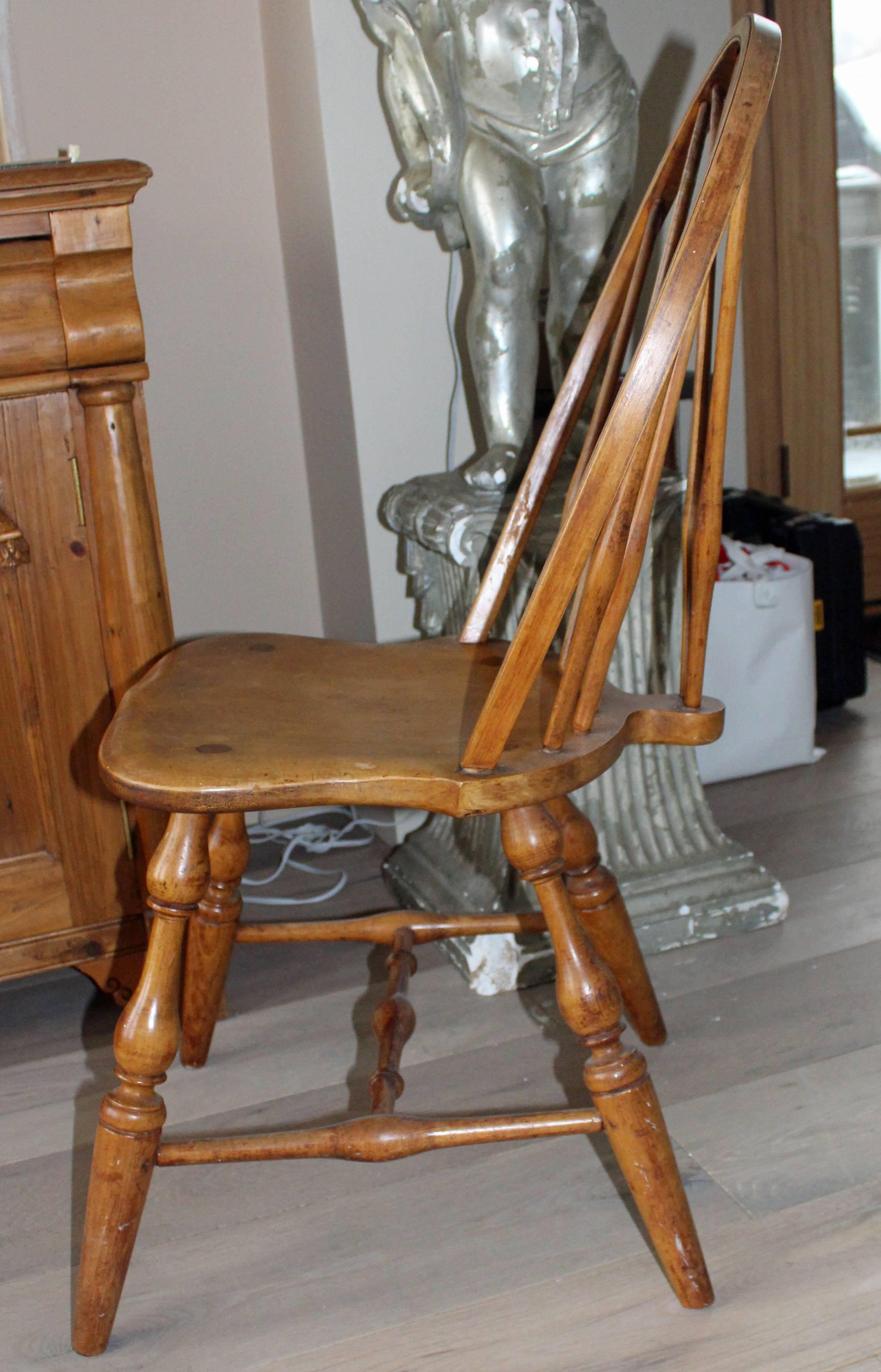 Sculpté Anciennes chaises de salle à manger anglaises Windsor à dossier arqué avec plaque décorative en vente