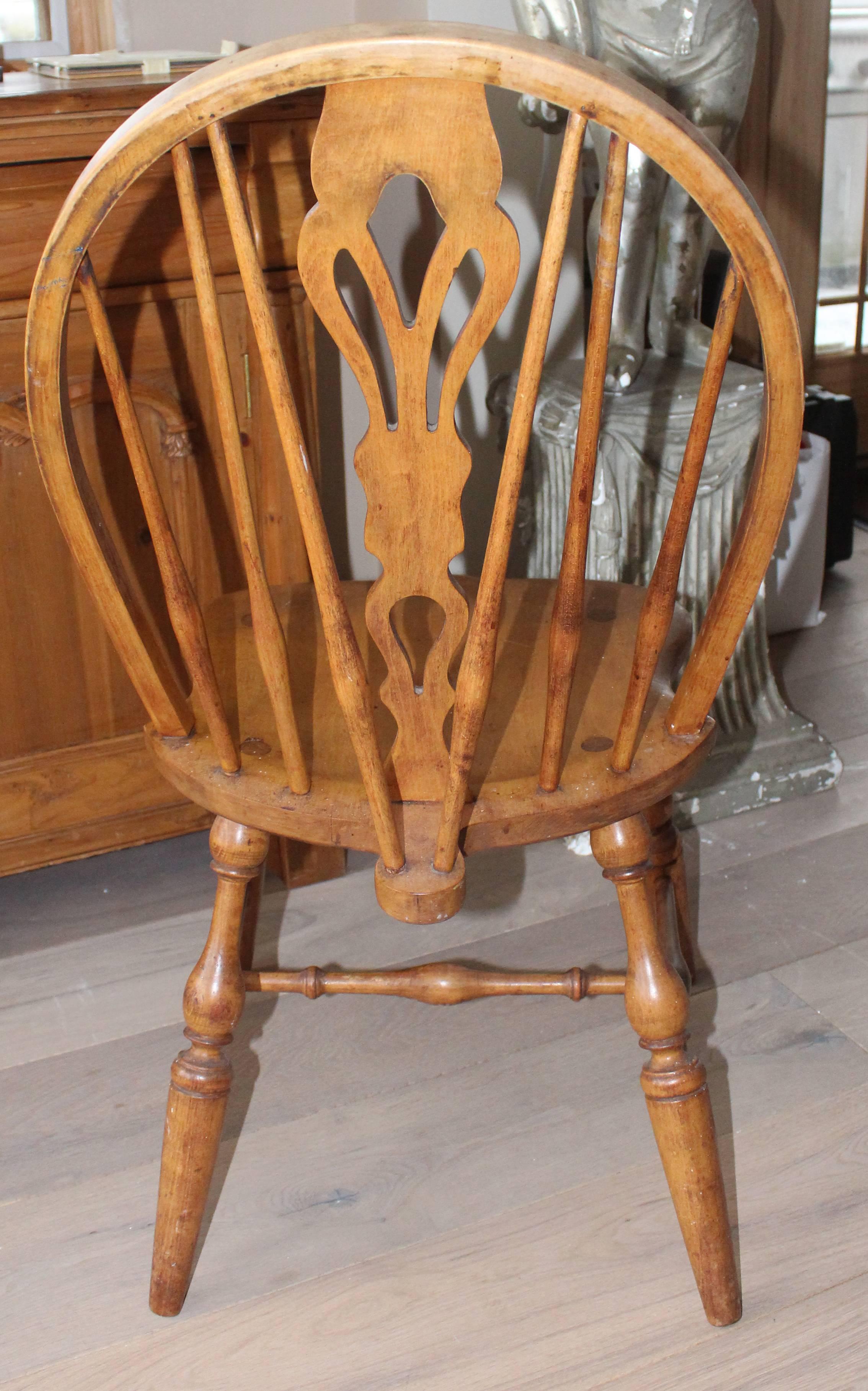 Antike englische Windsor-Esszimmerstühle mit Schleifenarmlehne und dekorativer Platte im Zustand „Hervorragend“ im Angebot in Bronx, NY