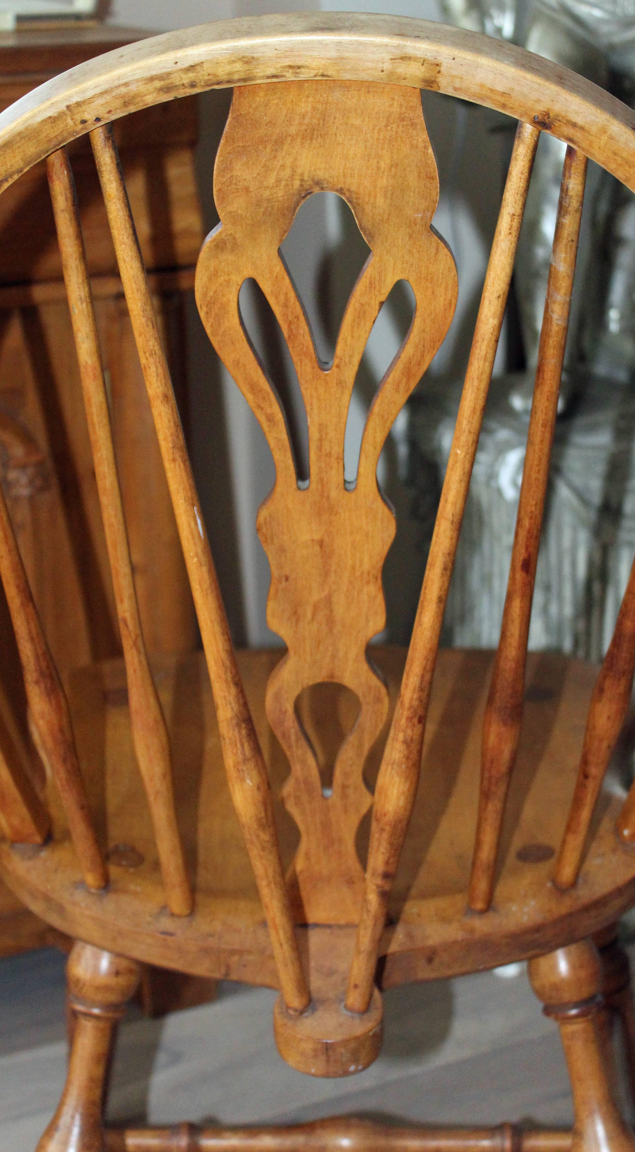 Carved Antique English Windsor Bow-Brace Back Dining Chairs with Decorative Splat For Sale