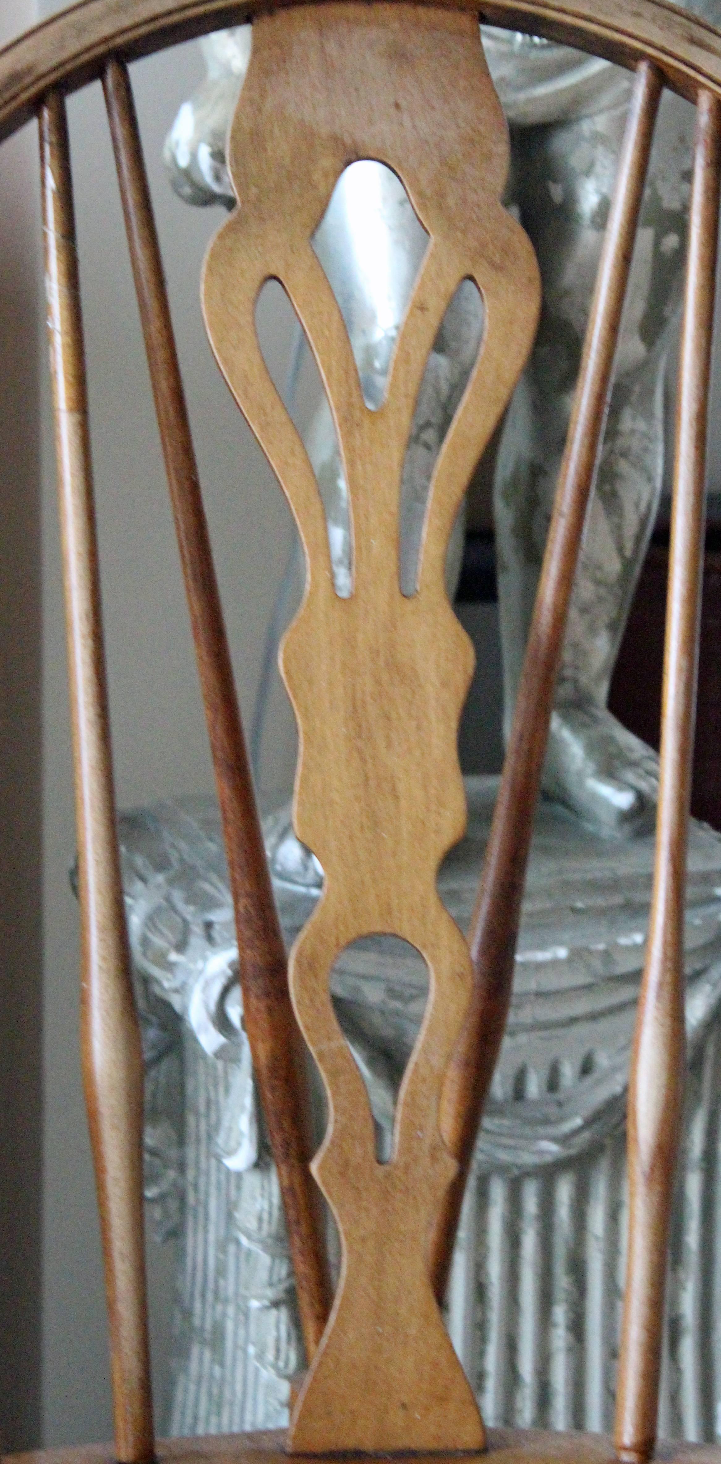Frêne Anciennes chaises de salle à manger anglaises Windsor à dossier arqué avec plaque décorative en vente