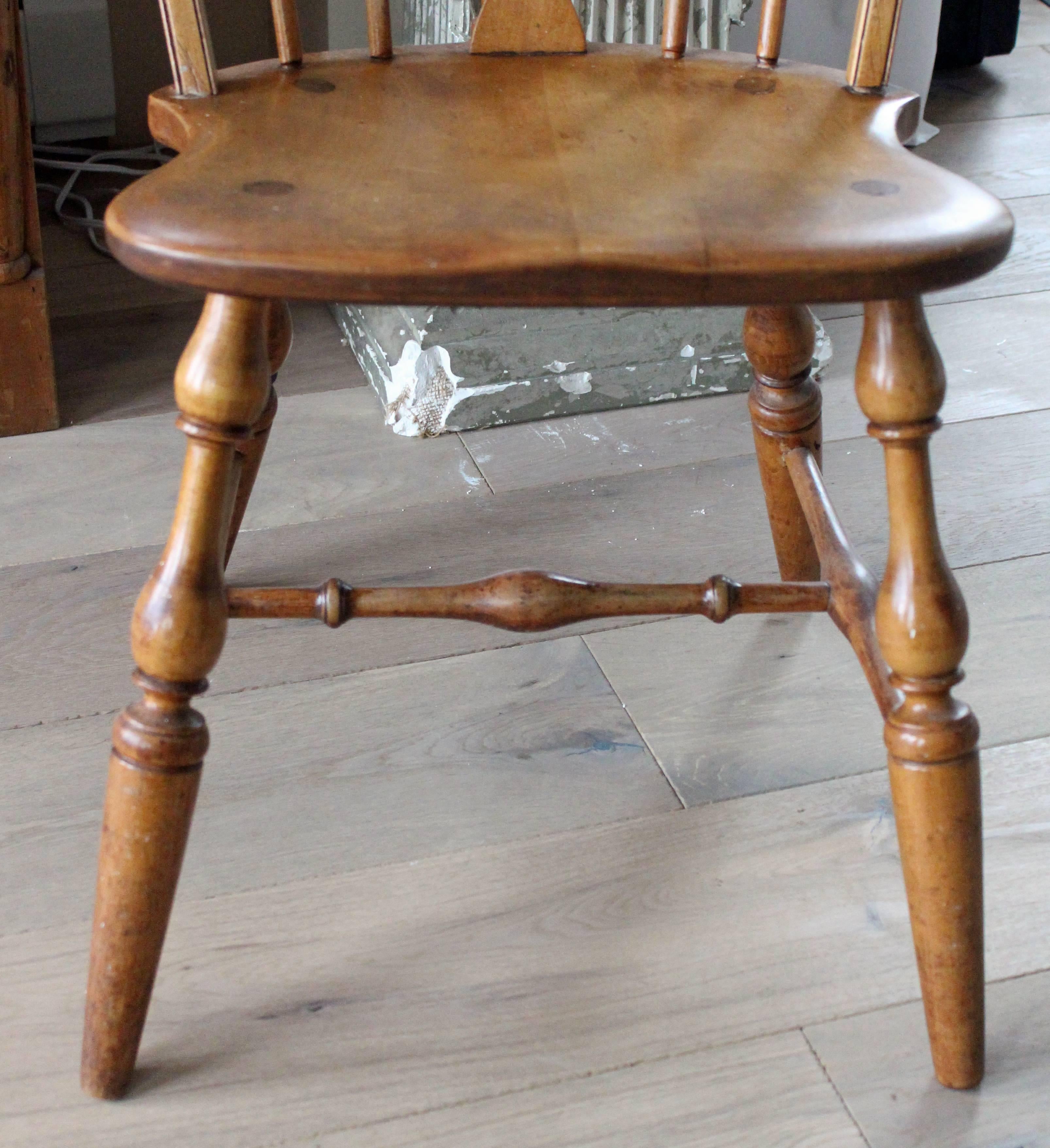 19th Century Antique English Windsor Bow-Brace Back Dining Chairs with Decorative Splat For Sale