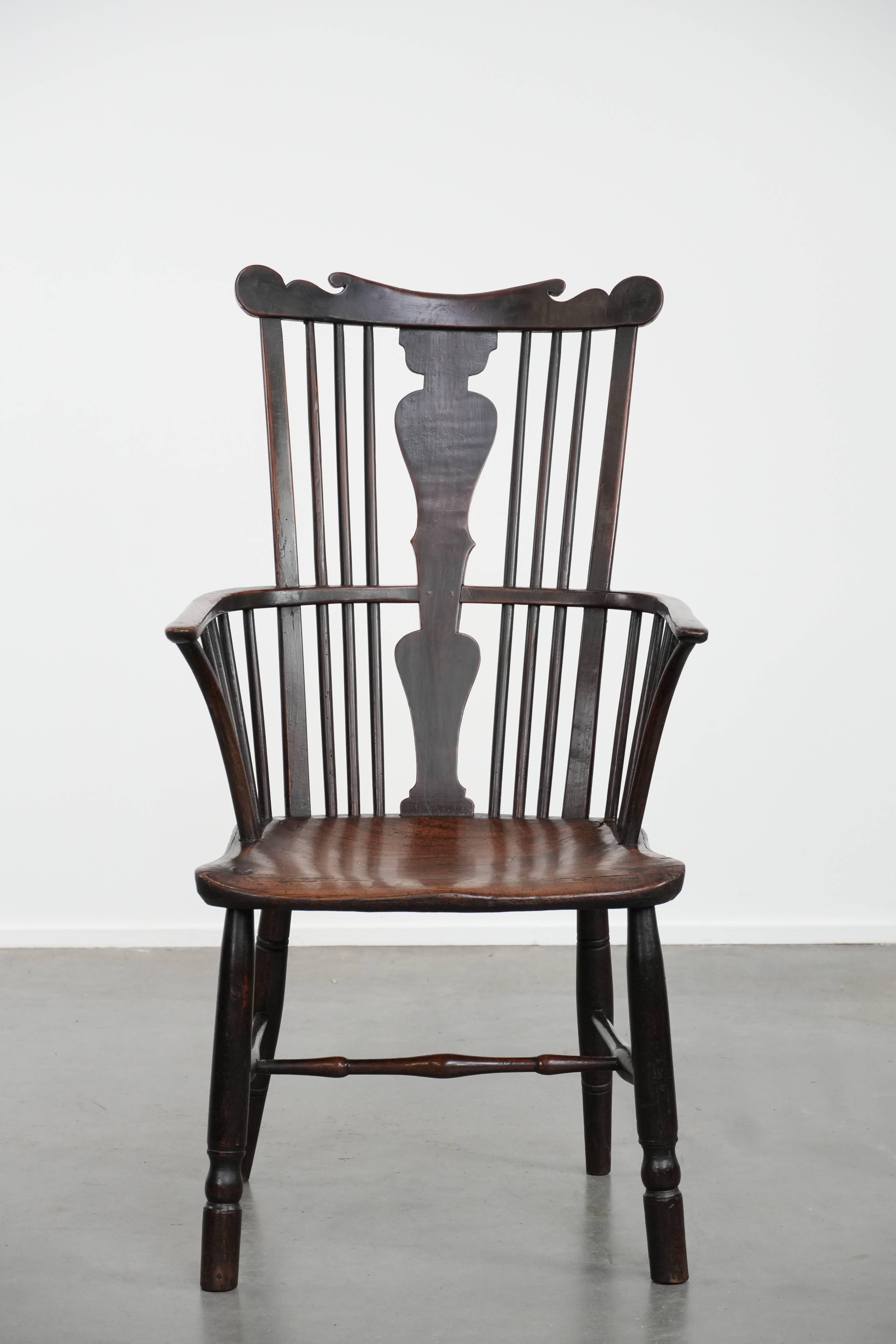 This beautiful antique Windsor chair is not only suitable for a home environment, but also fits perfectly in an office setting. It has a beautiful and warm colour and has acquired a wonderful patina over the years. The chair shows normal signs of