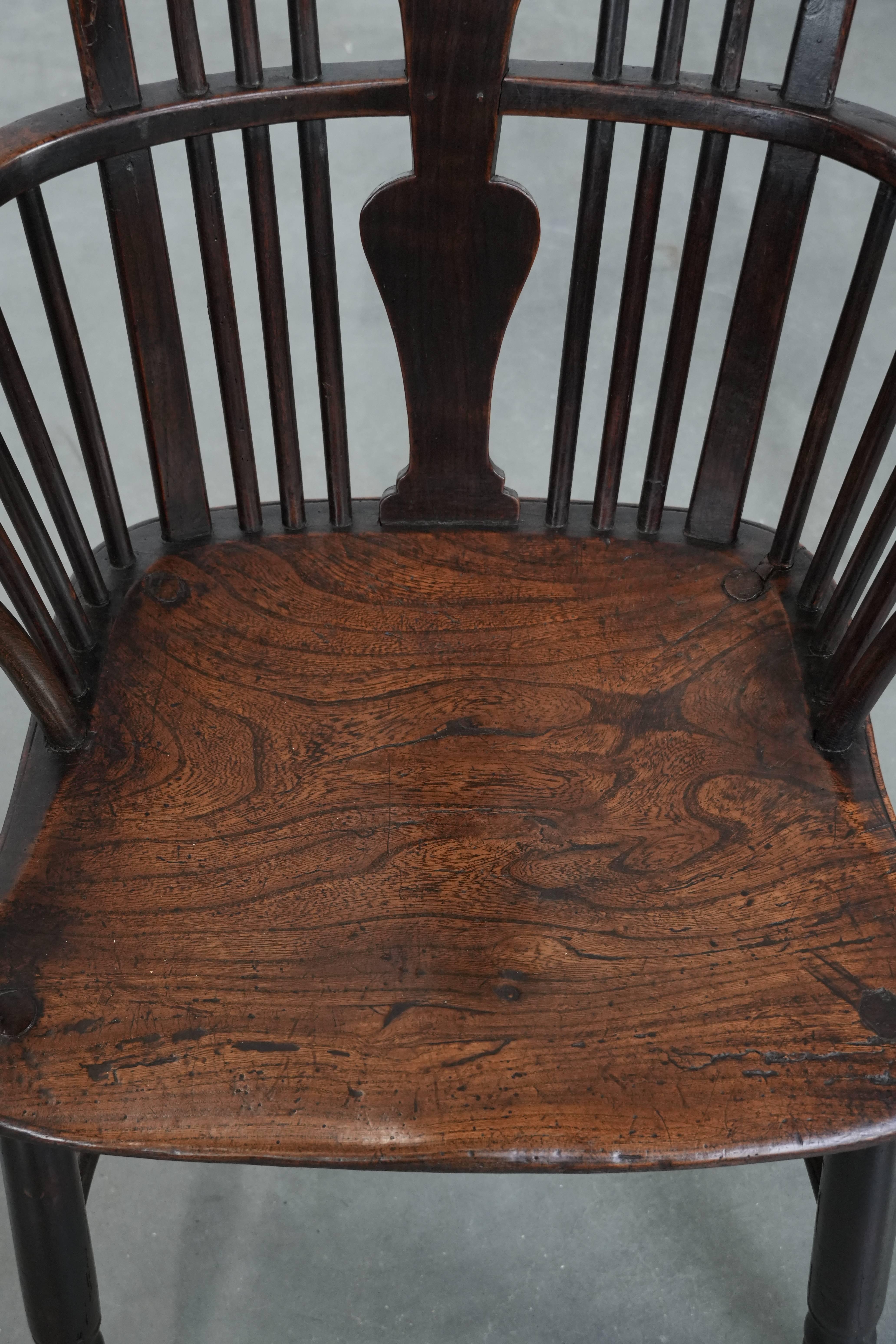 Antique English Windsor chair from the 18th century with spindled backrest (Holz) im Angebot