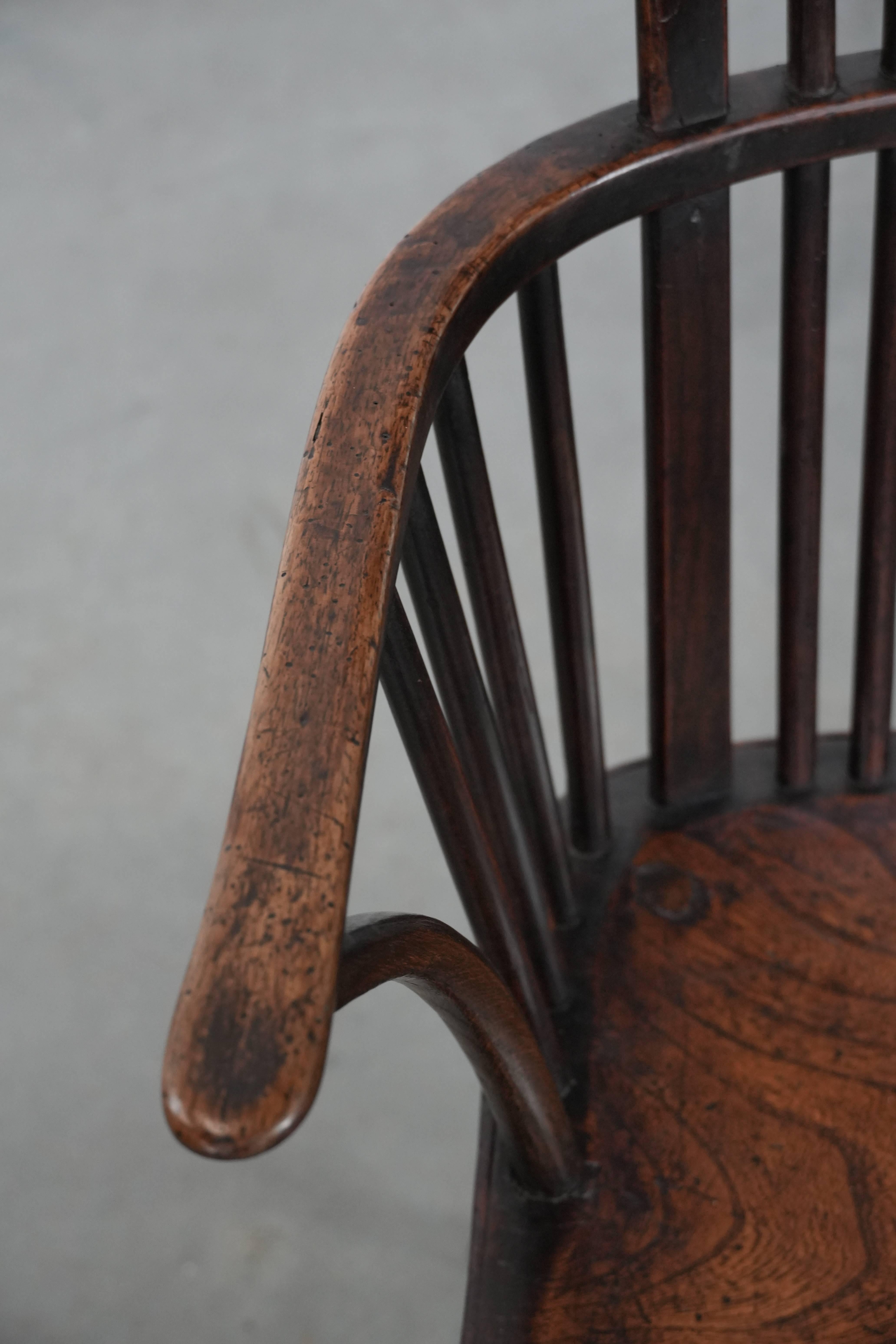 Antique English Windsor chair from the 18th century with spindled backrest im Angebot 1