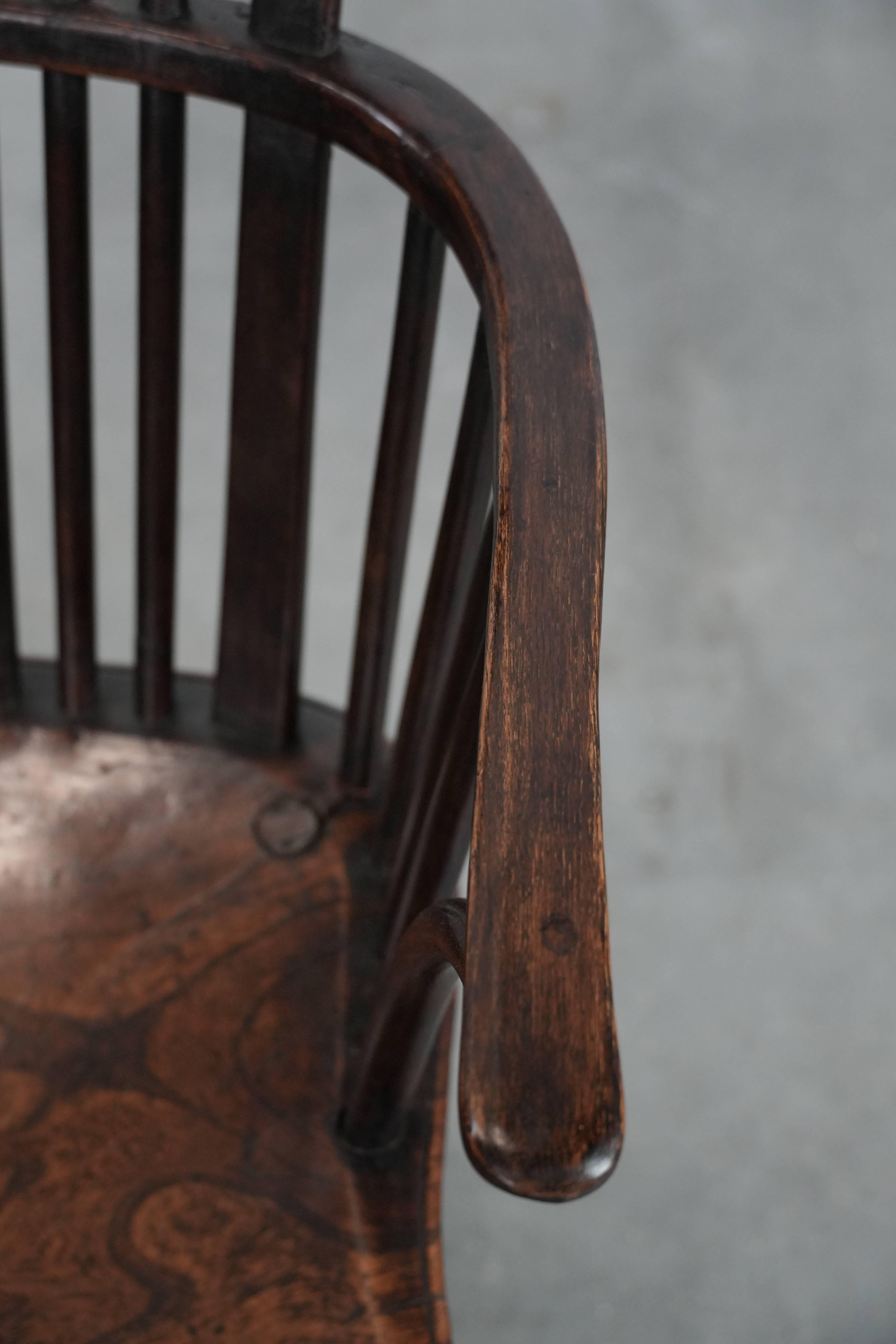 Antique English Windsor chair from the 18th century with spindled backrest im Angebot 2
