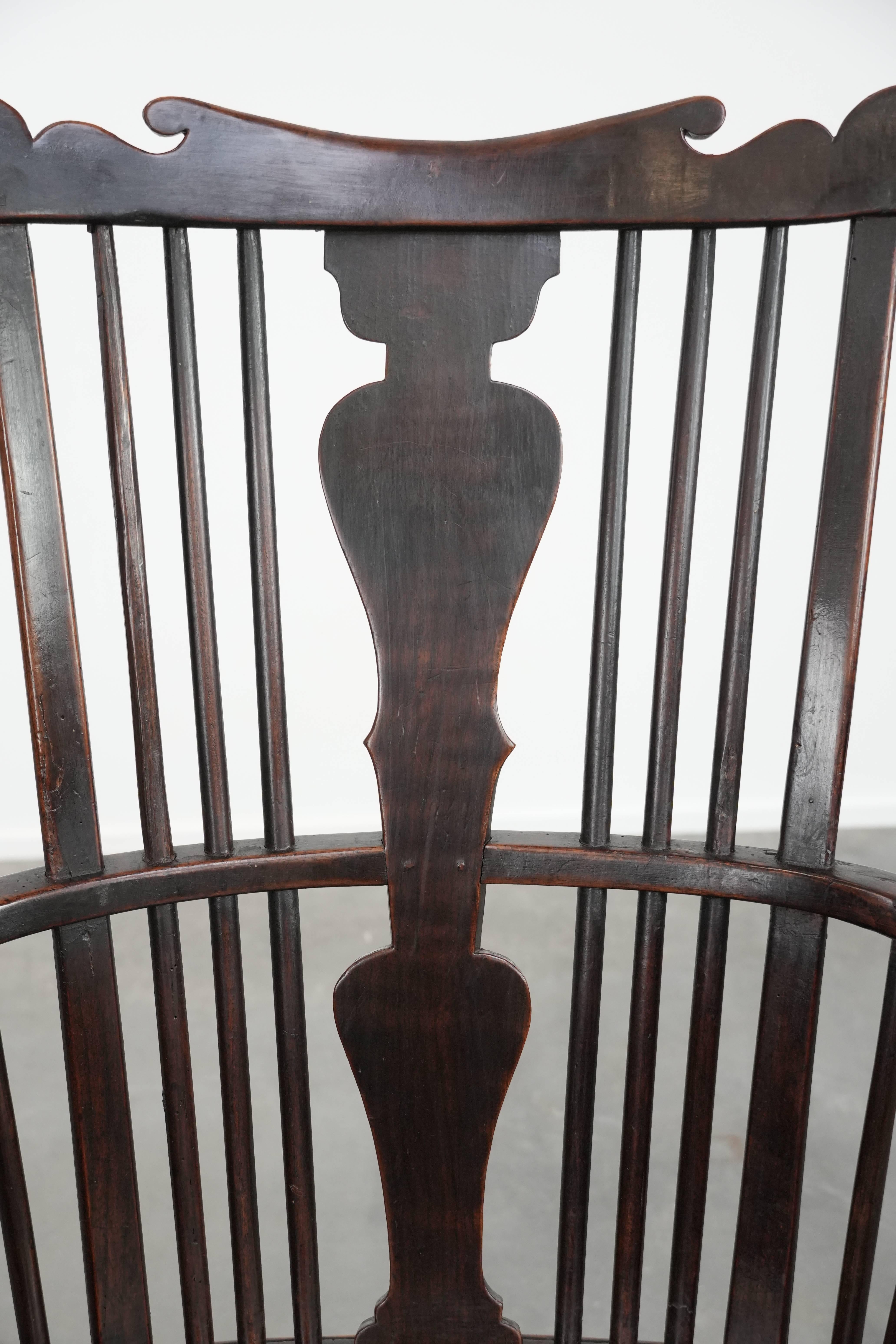 Antique English Windsor chair from the 18th century with spindled backrest im Angebot 3