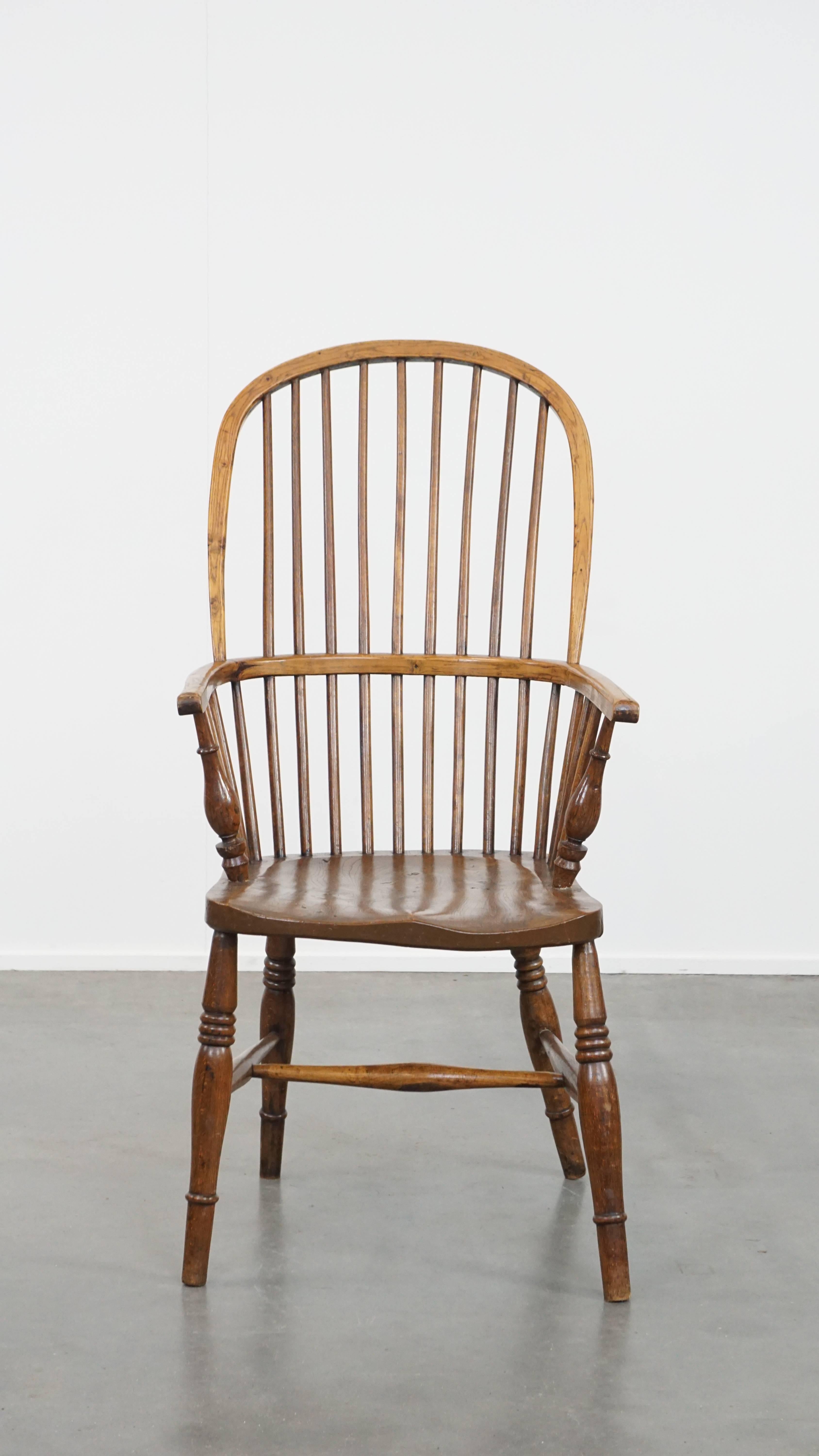 Esta encantadora silla Windsor inglesa antigua del siglo XIX, fabricada en olmo. Esta encantadora silla Windsor antigua no sólo es adecuada para su uso en un entorno doméstico, sino que también funciona de maravilla en entornos de hostelería u
