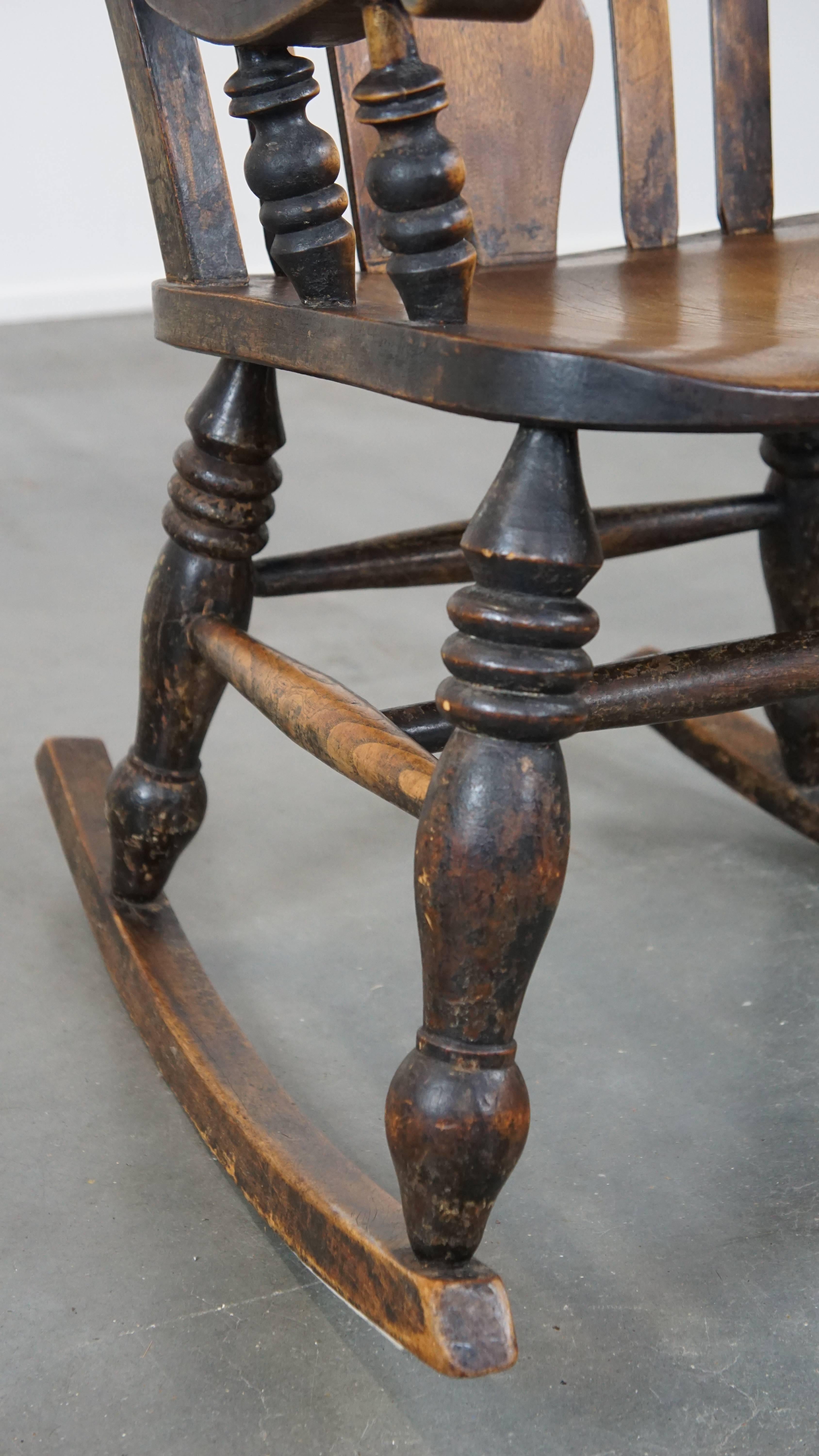 Antique English Windsor rocking chair with a beautiful and pure patina 4