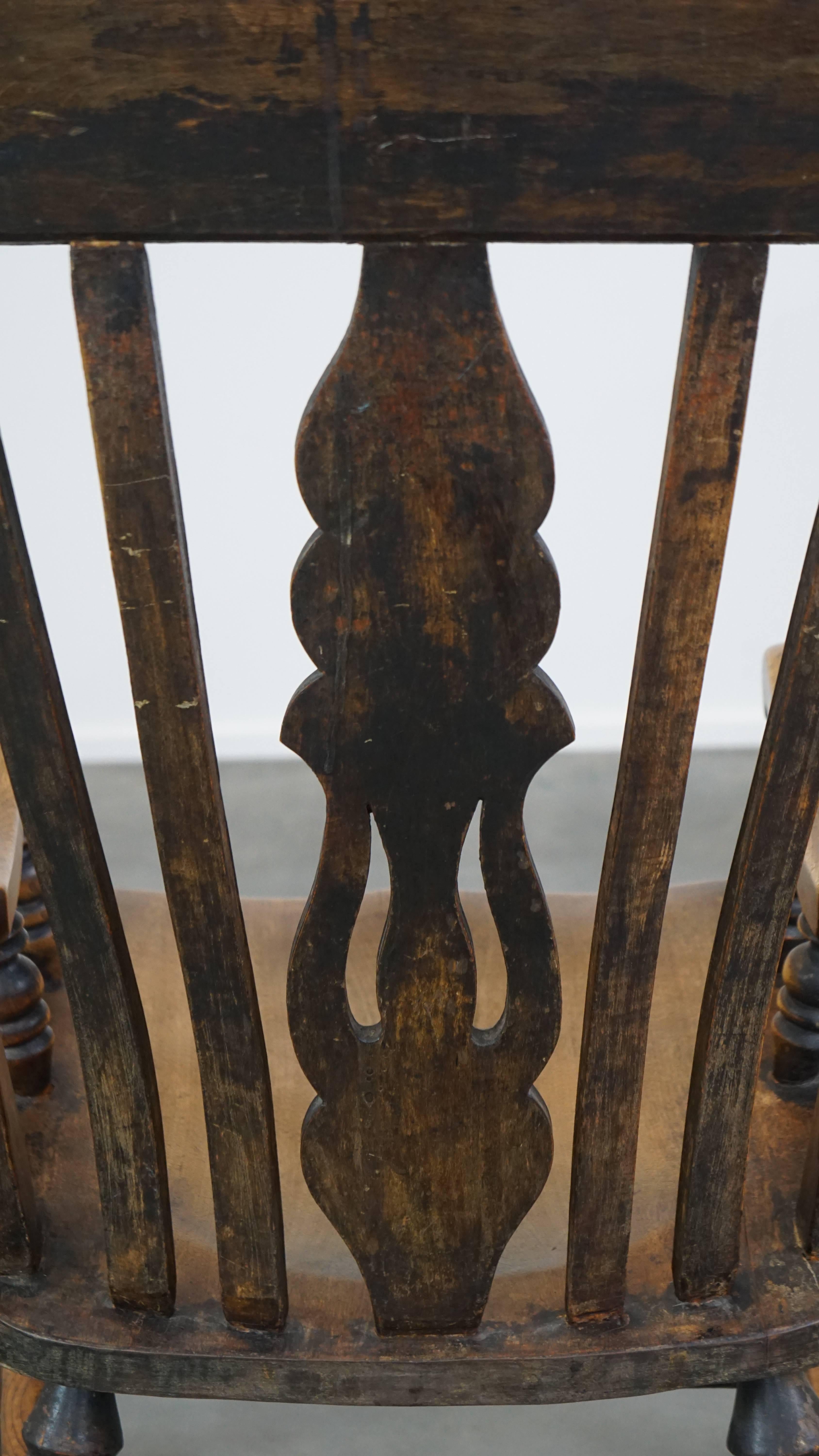 Antique English Windsor rocking chair with a beautiful and pure patina 7