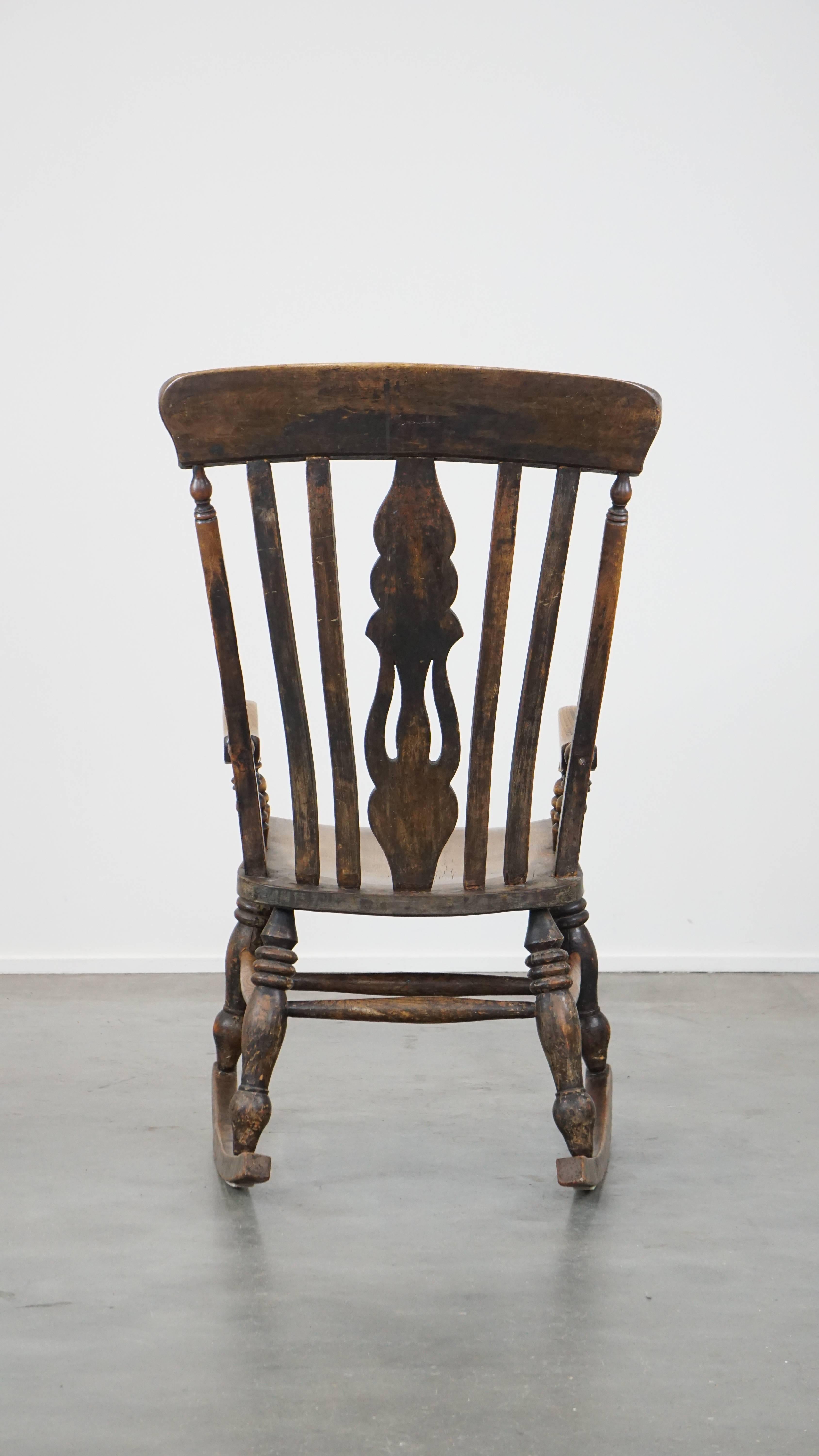Antique English Windsor rocking chair with a beautiful and pure patina In Fair Condition In Harderwijk, NL