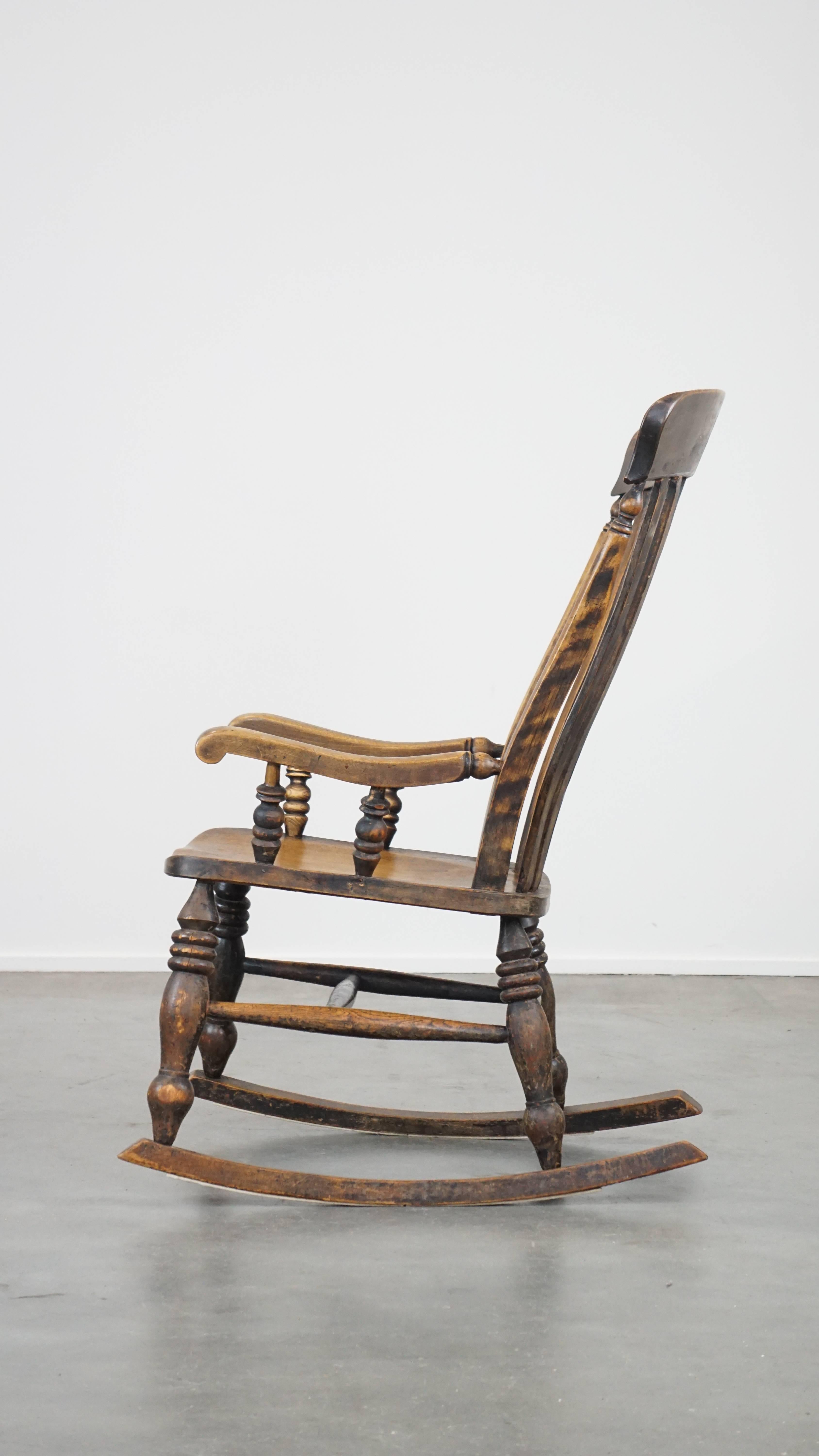 20th Century Antique English Windsor rocking chair with a beautiful and pure patina