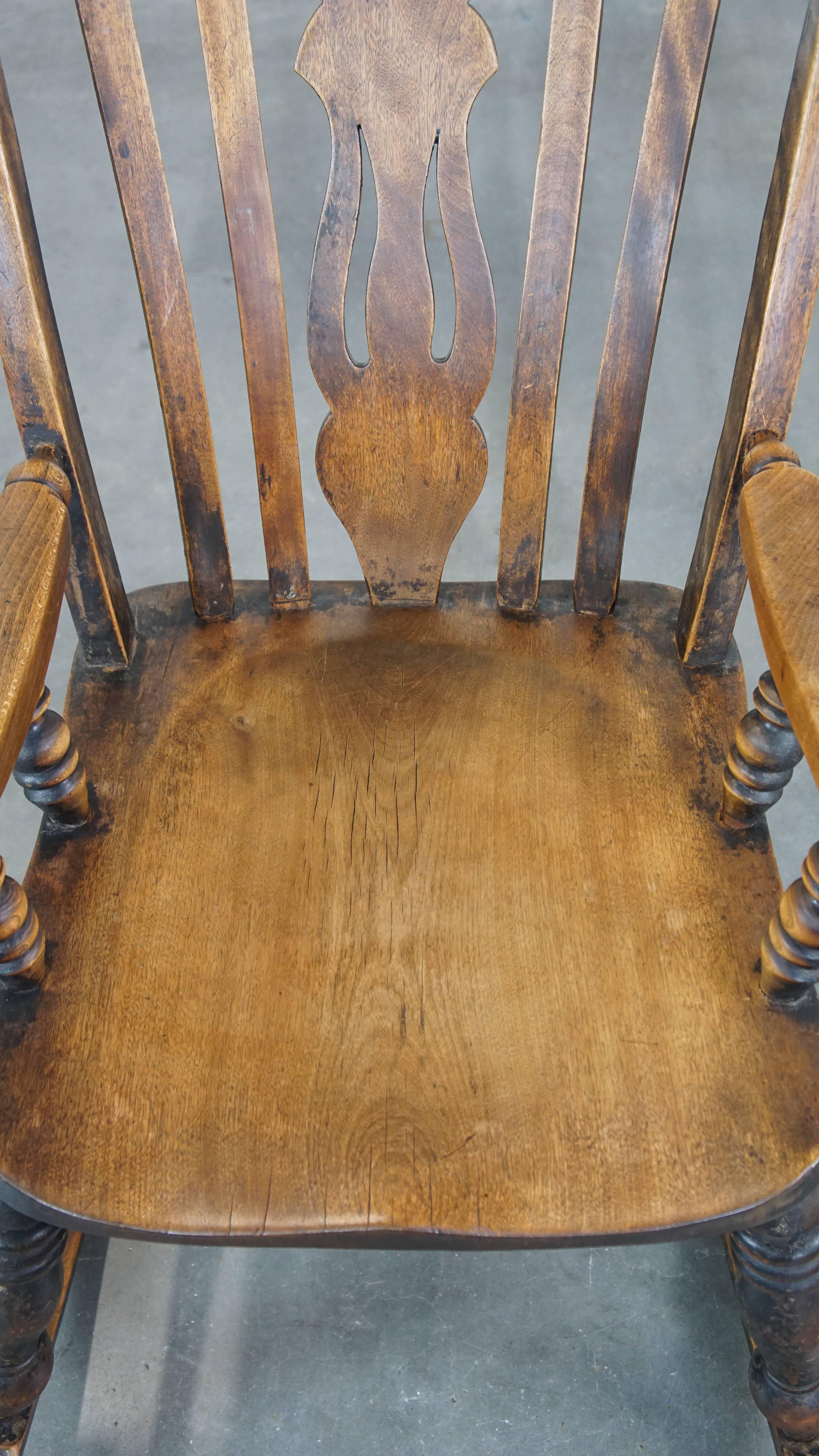 Wood Antique English Windsor rocking chair with a beautiful and pure patina
