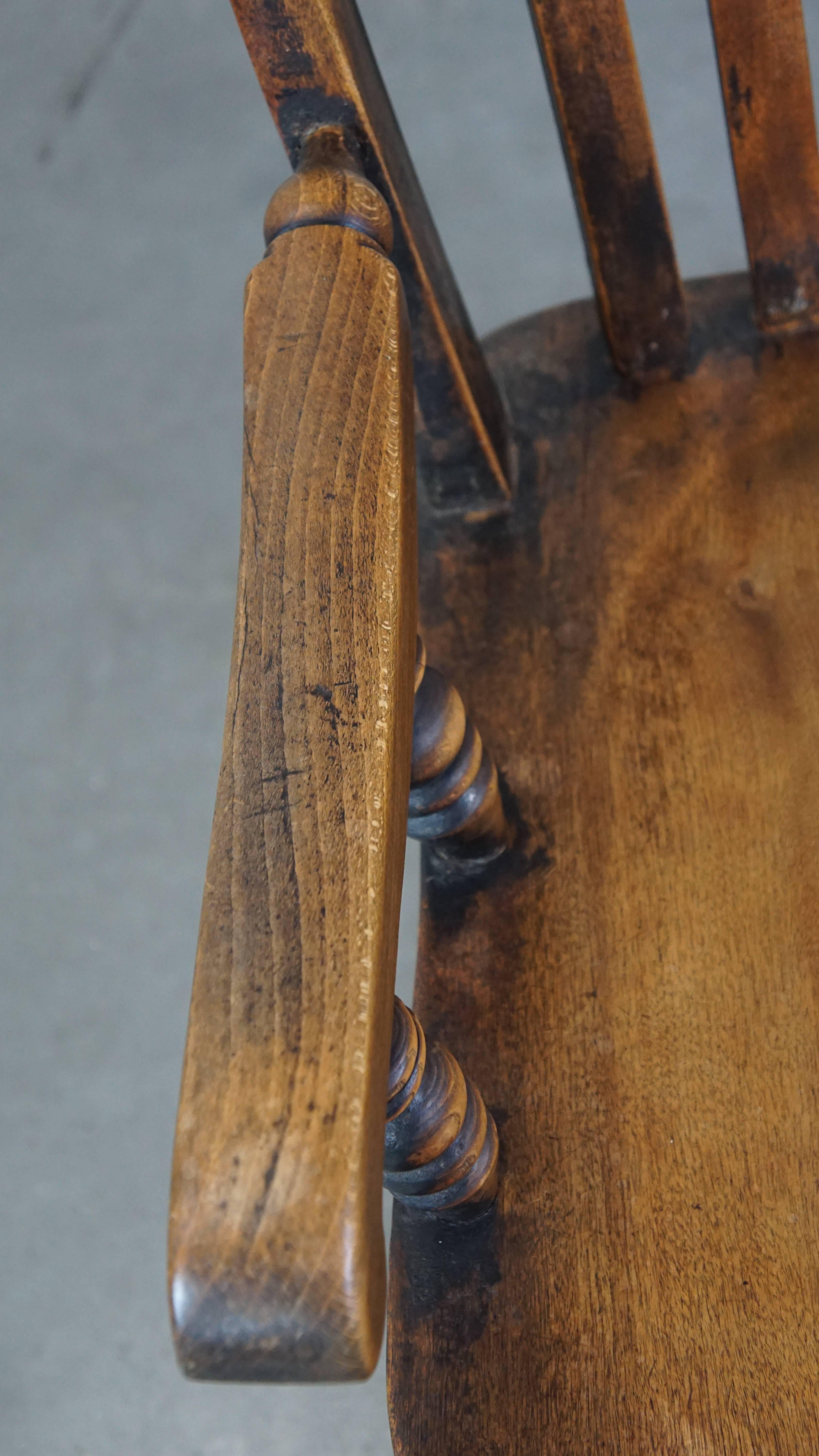 Antique English Windsor rocking chair with a beautiful and pure patina 1
