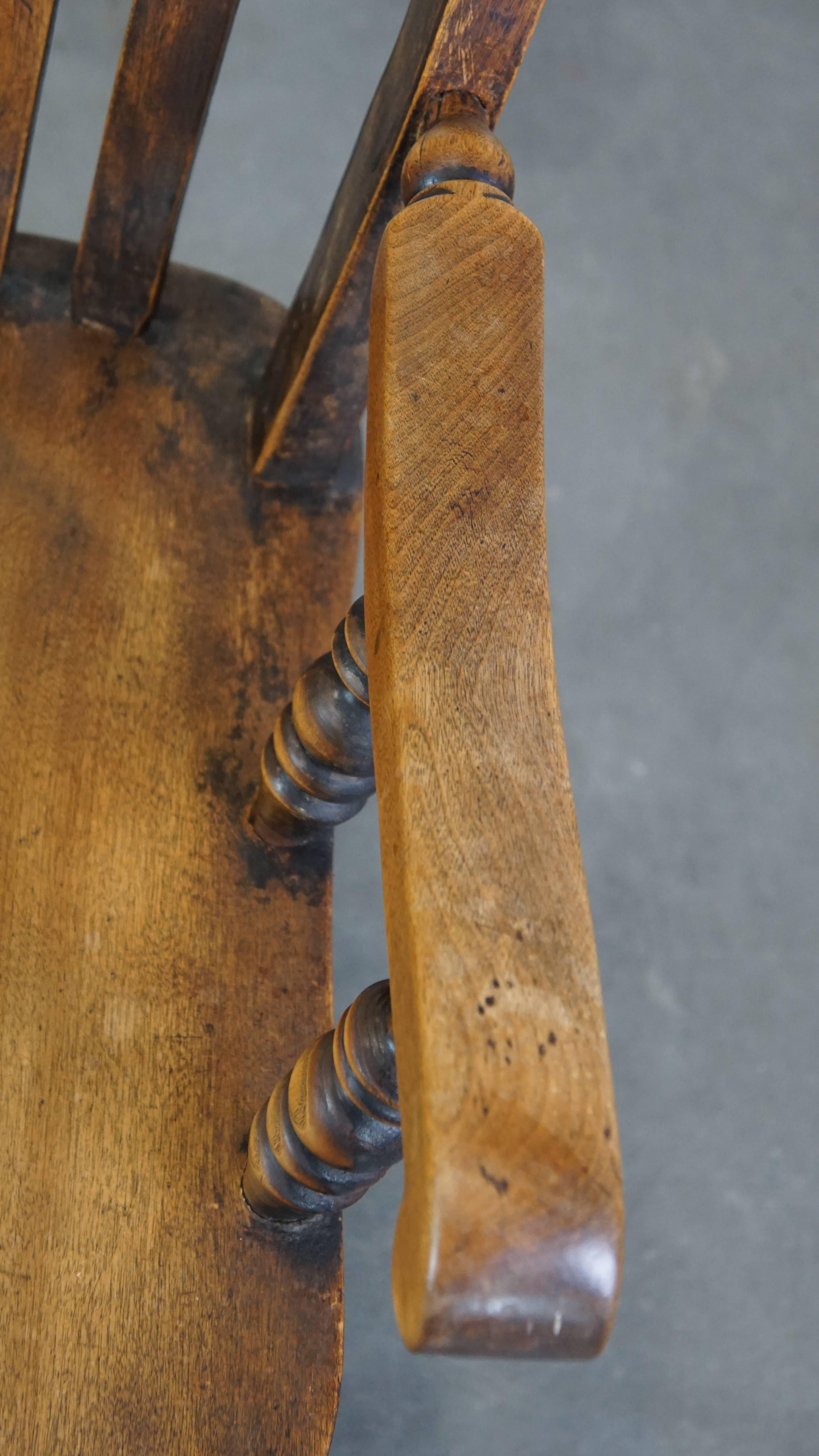 Antique English Windsor rocking chair with a beautiful and pure patina 2