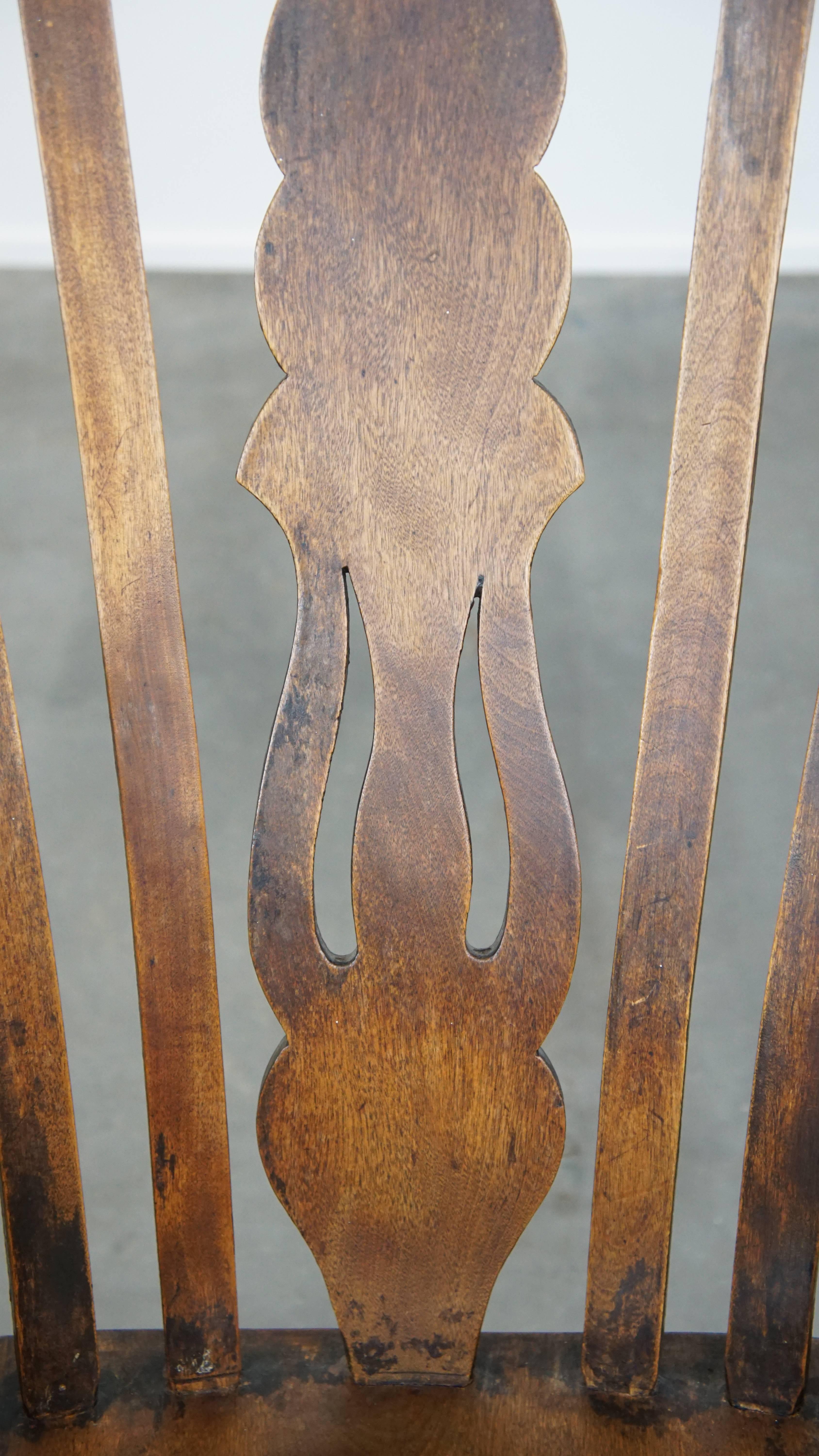 Antique English Windsor rocking chair with a beautiful and pure patina 3