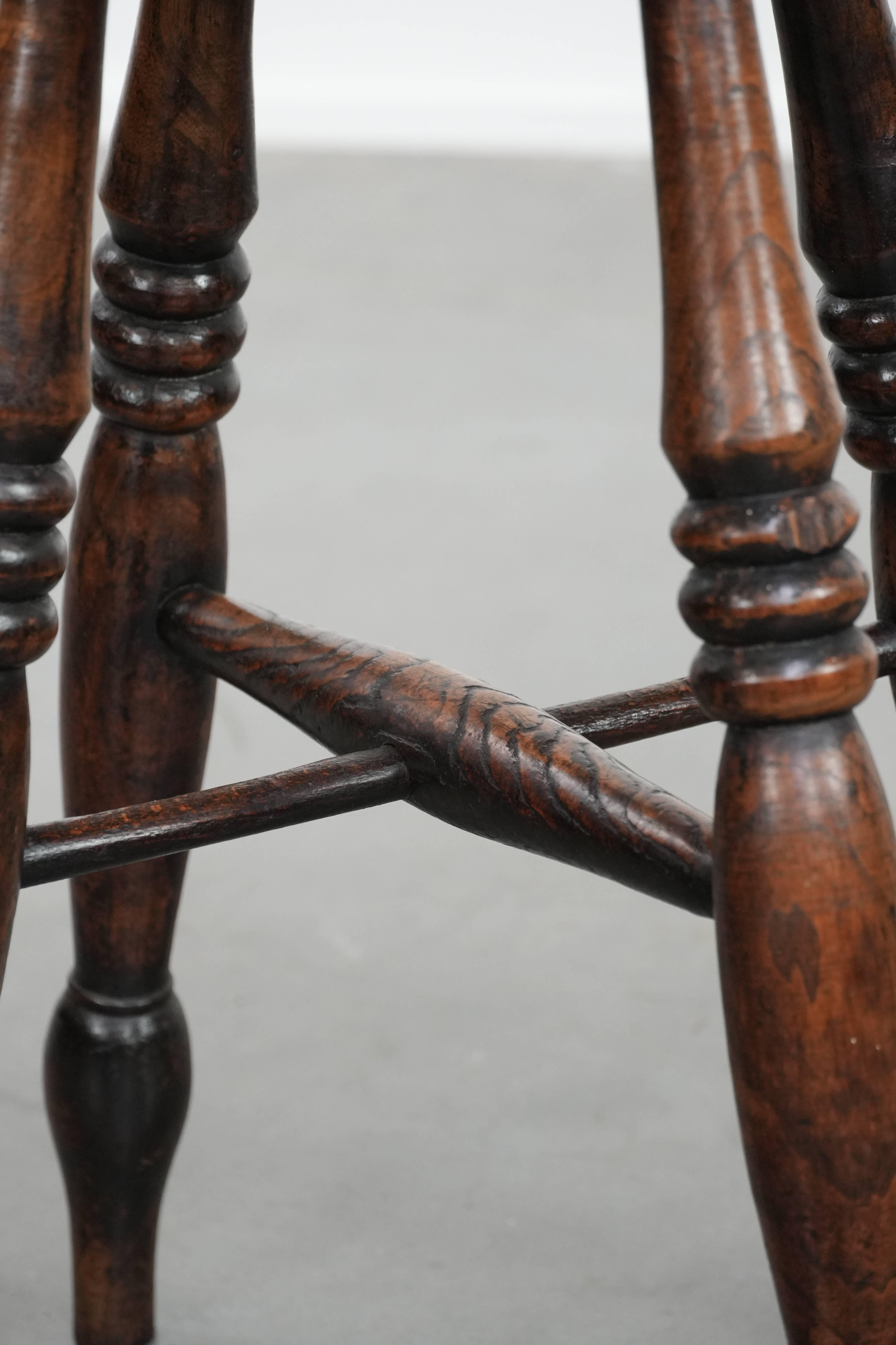 Tabouret Windsor anglais ancien du 18ème siècle avec une belle patine d'usage en vente 3