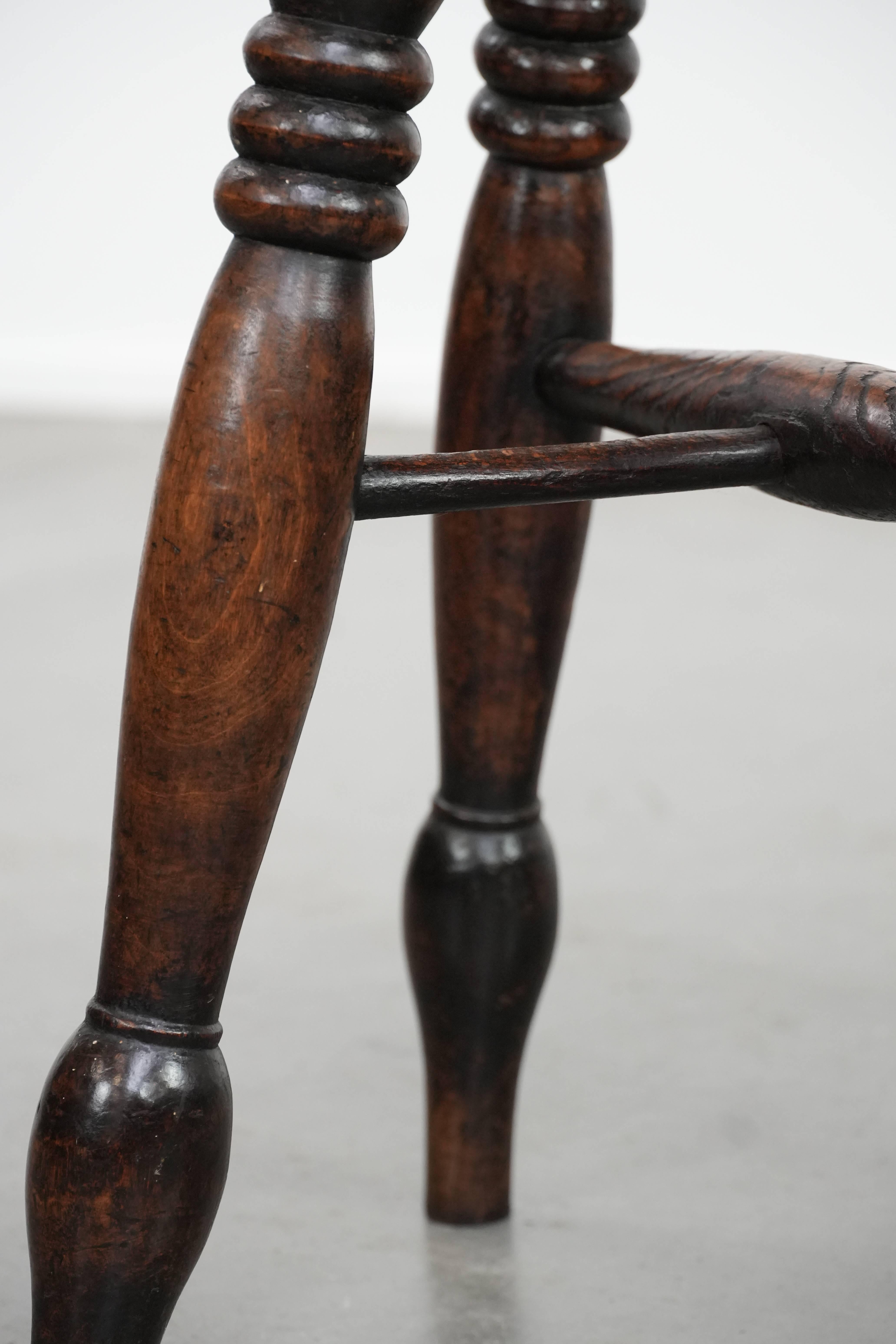 Tabouret Windsor anglais ancien du 18ème siècle avec une belle patine d'usage en vente 4