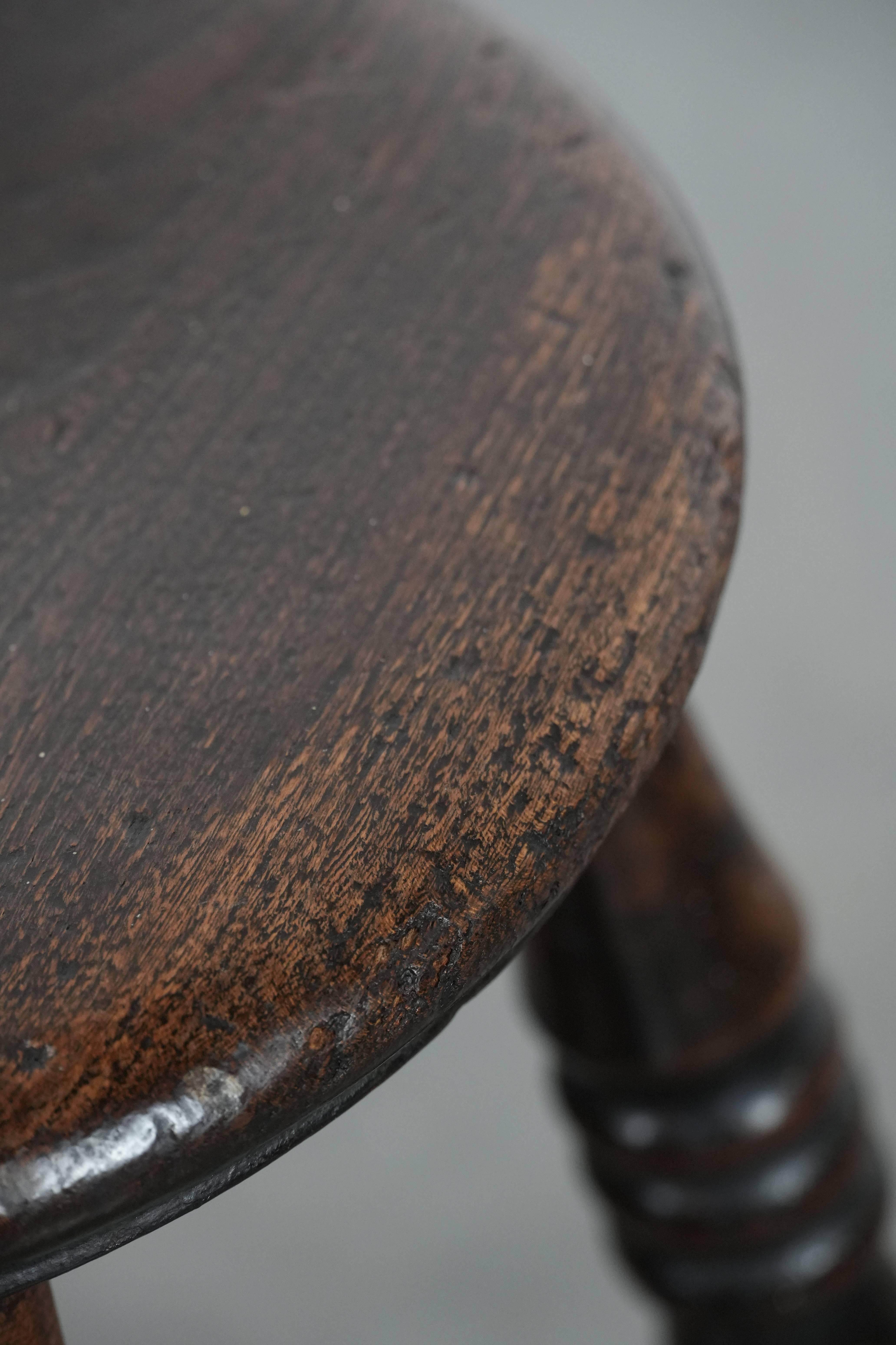 Tabouret Windsor anglais ancien du 18ème siècle avec une belle patine d'usage en vente 5