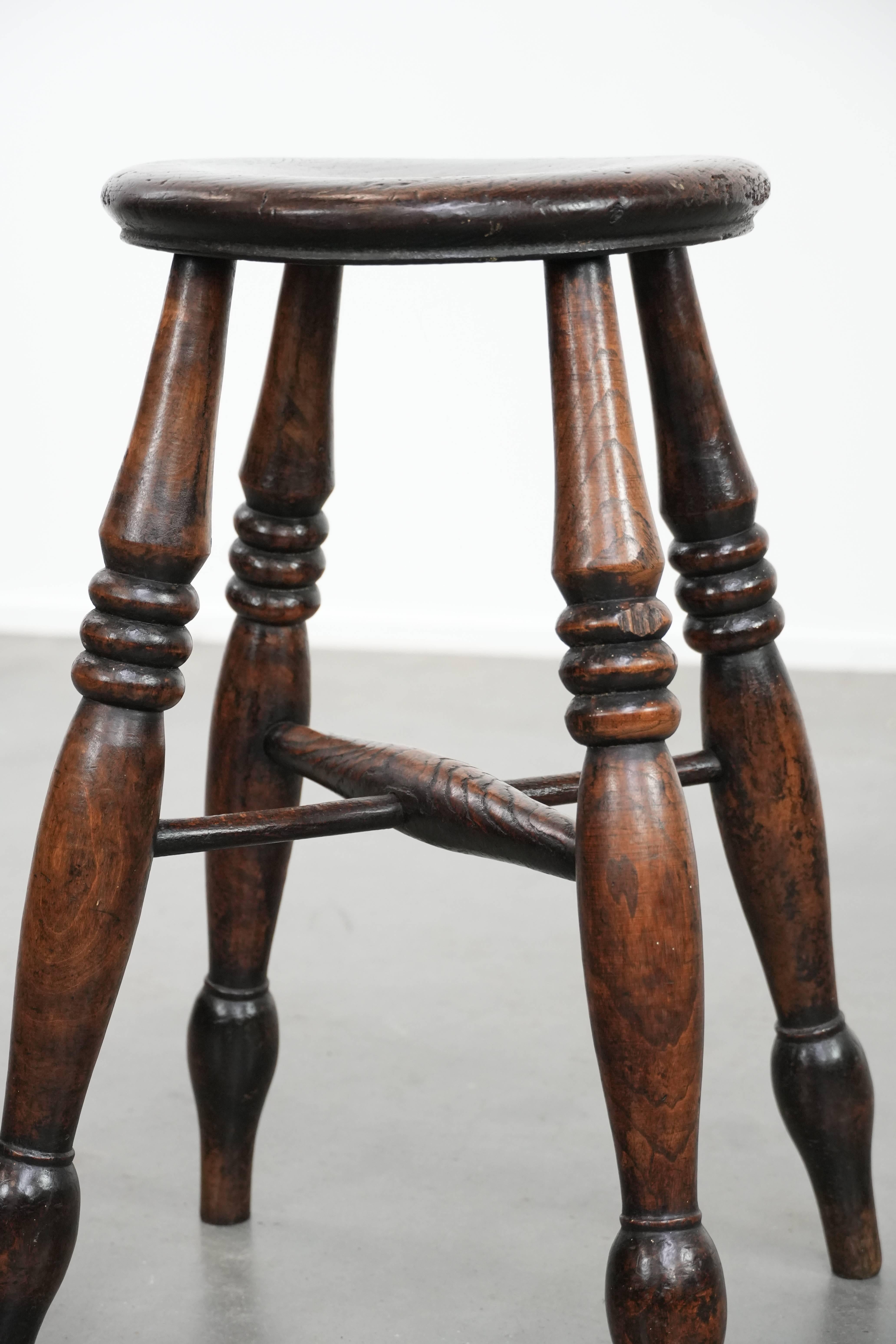 Bois Tabouret Windsor anglais ancien du 18ème siècle avec une belle patine d'usage en vente