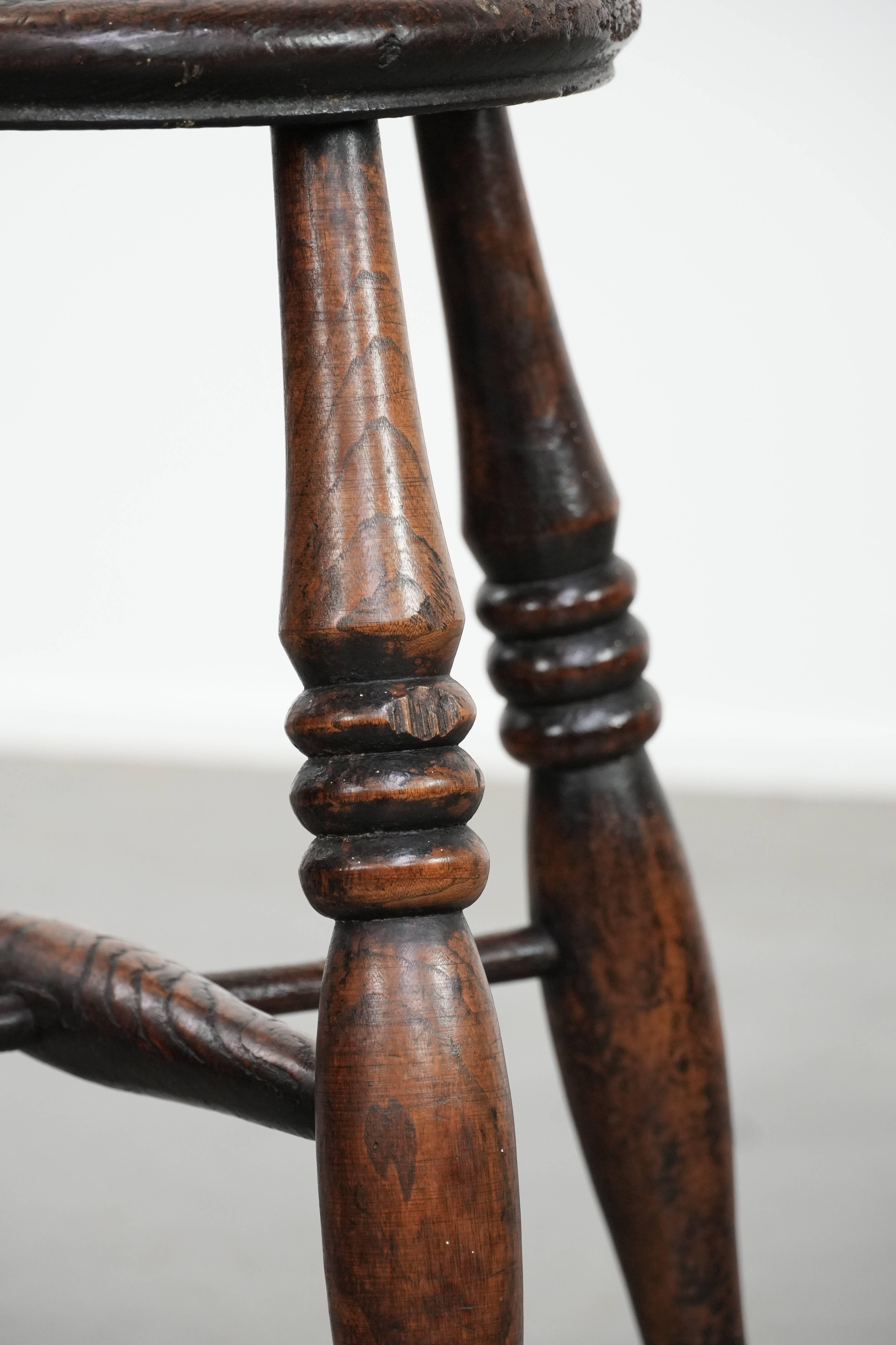 Tabouret Windsor anglais ancien du 18ème siècle avec une belle patine d'usage en vente 1