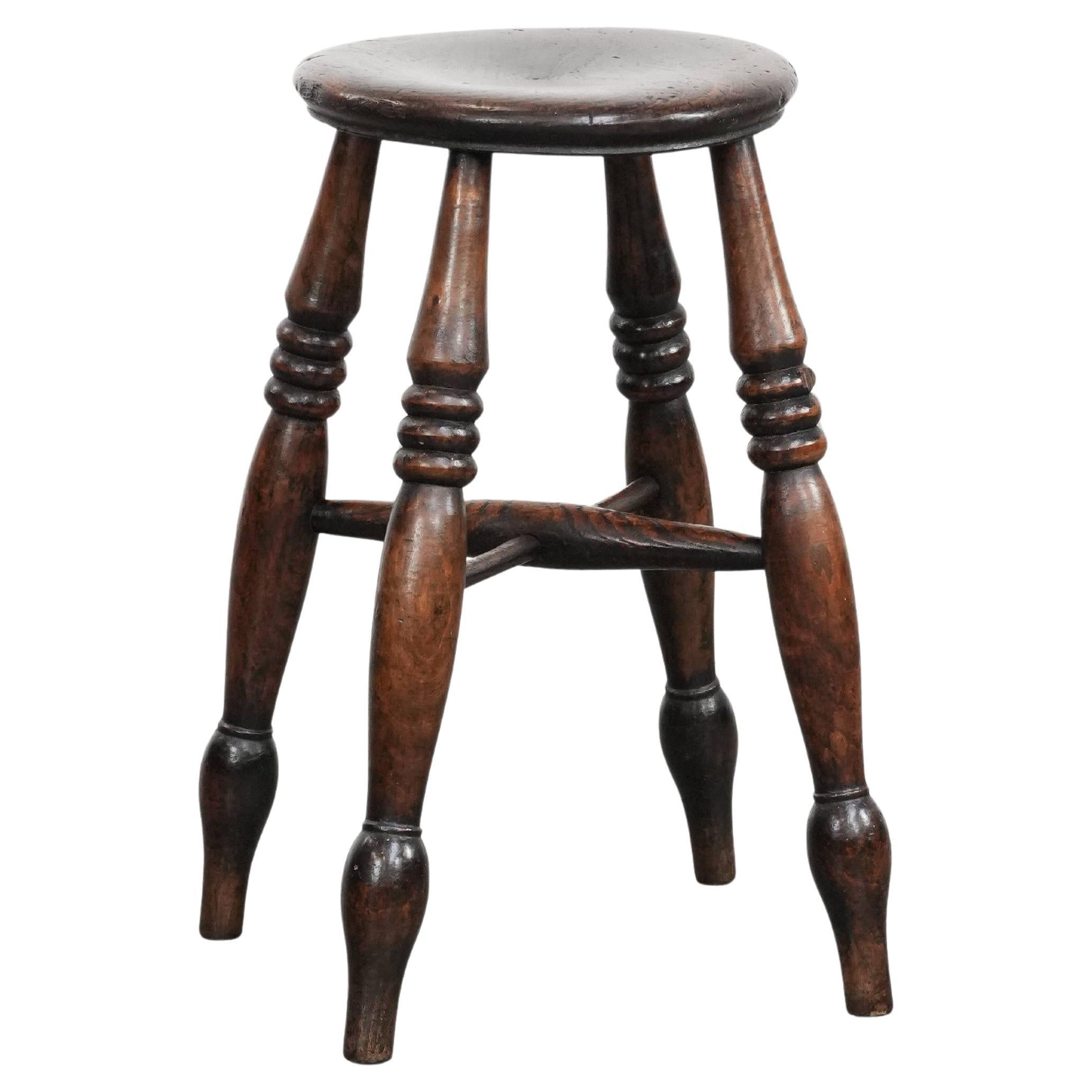 Tabouret Windsor anglais ancien du 18ème siècle avec une belle patine d
usage