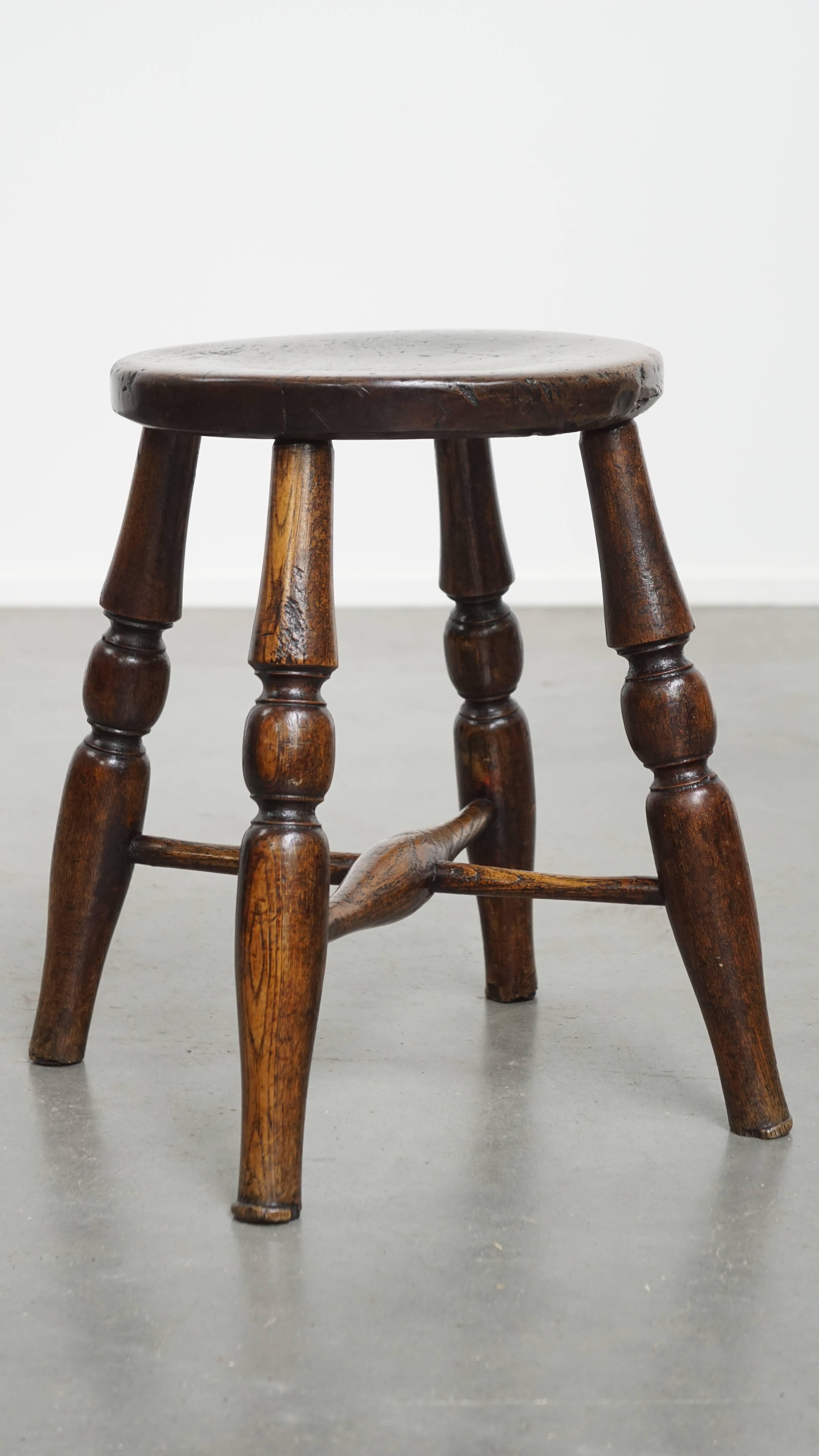 Eleganza, eleganza e senza tempo in questo antico sgabello Windsor inglese degli inizi del XIX secolo. Questo sgabello Windsor, affascinante e raffinato, è un'aggiunta elegante a quasi tutti gli interni. Oltre a fungere da seduta, può essere