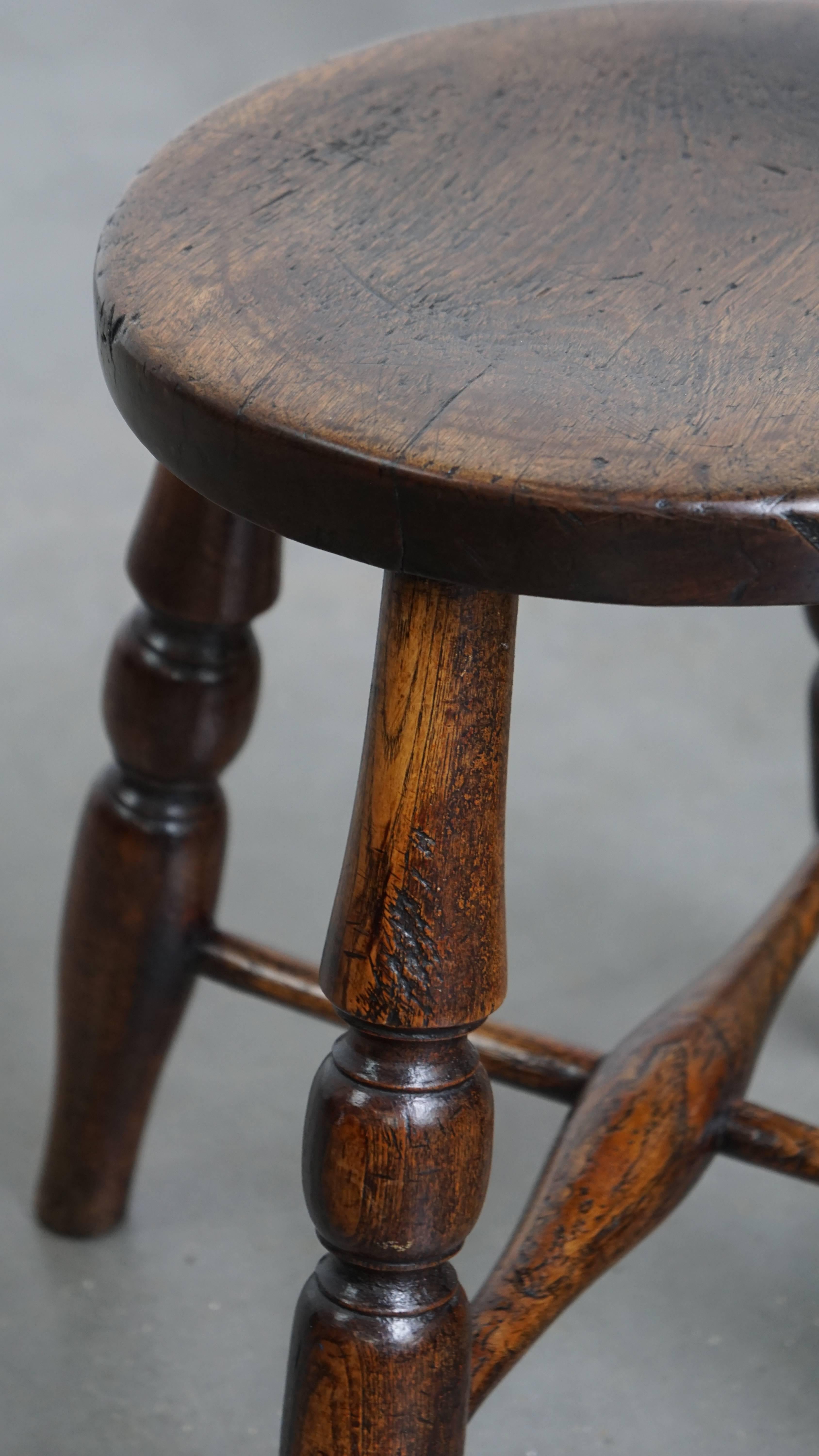 Legno Antico sgabello Windsor inglese dell'inizio del XIX secolo in vendita