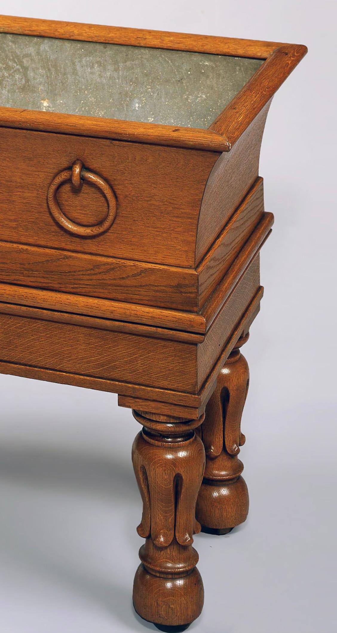 Costruito in Oak, si erge da gambe a balaustro con piedi a castello ornati da intagli a foglia di loto, il corpo a forma di sarcofago estroflesso, intagliato con maniglie ad anello e con l'interno foderato di zinco.

Ispirandosi alla moda romana e