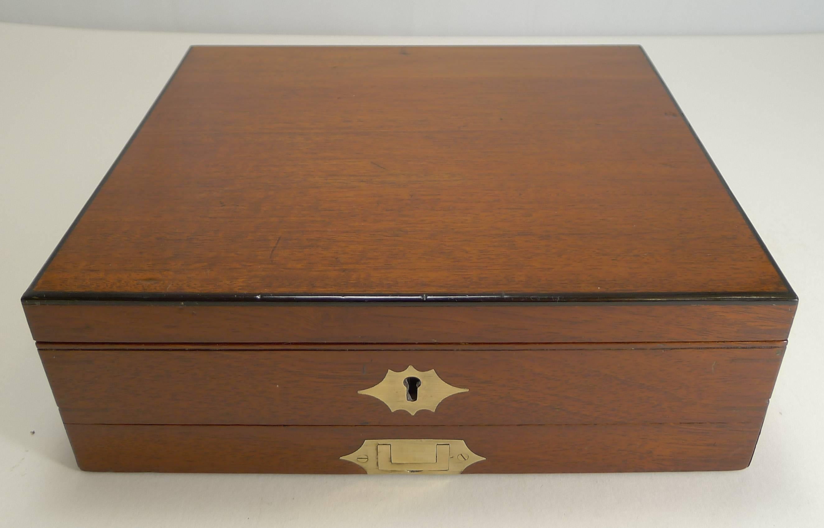 A delightful late Victorian watercolor / Artist's paint box made from mahogany with a flush brass campaign handle to the drawer and a shaped inlaid escutcheon above which houses the original working key.

The interior of the lid has a wonderful