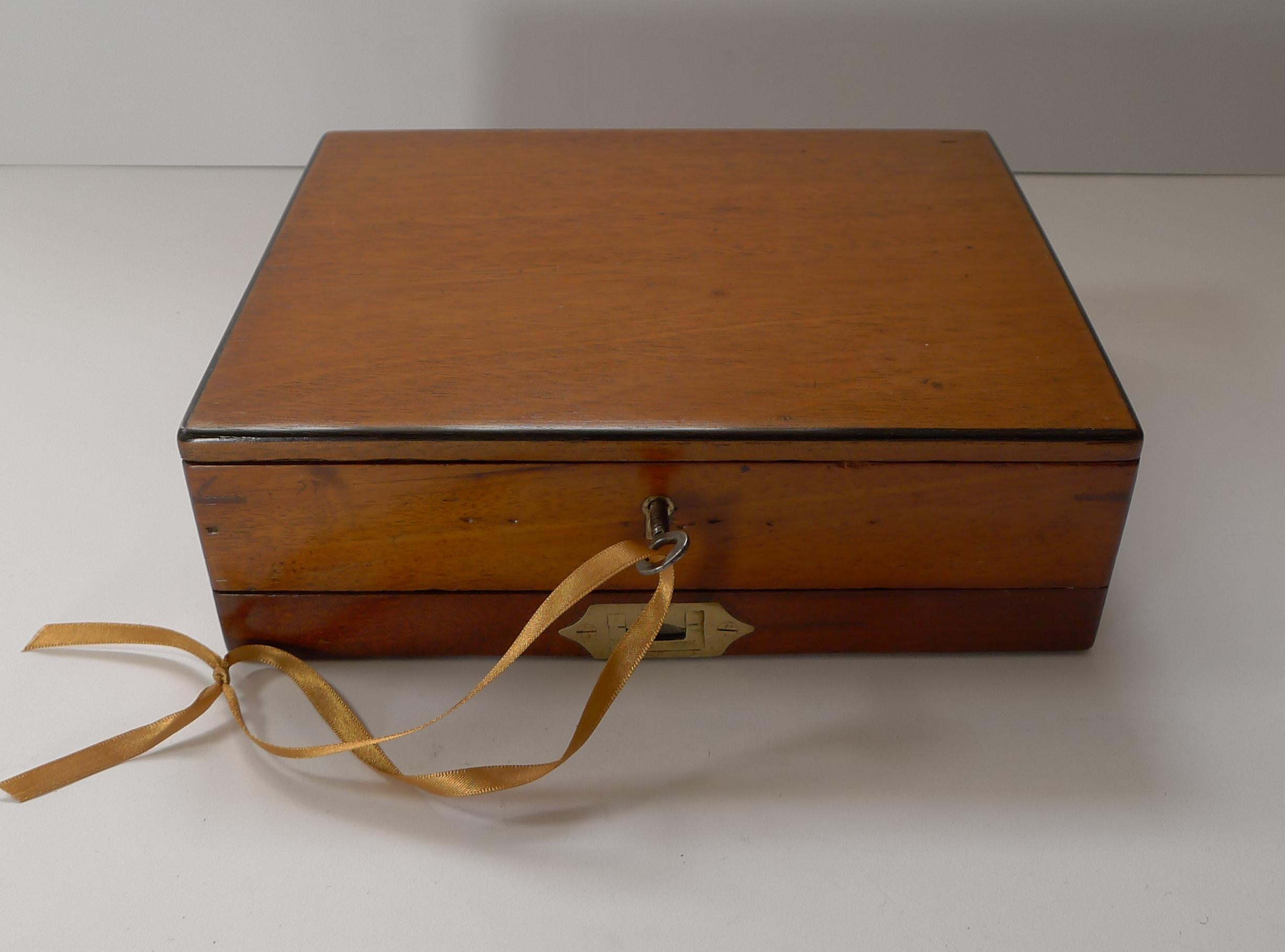 Antique English Winsor and Newton Artist's Watercolour / Paint Box, c.1885 3