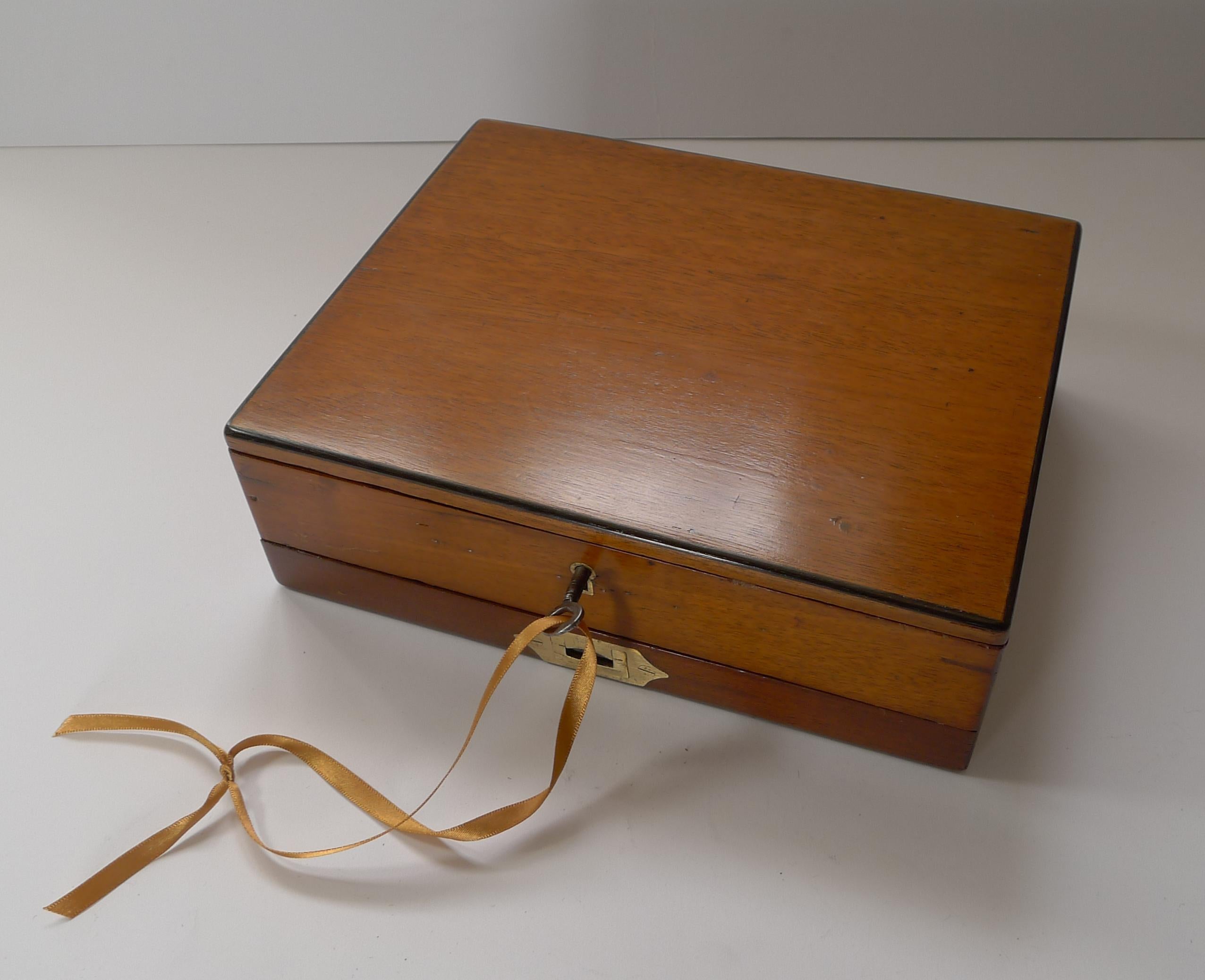 Antique English Winsor and Newton Artist's Watercolour / Paint Box, c.1885 4