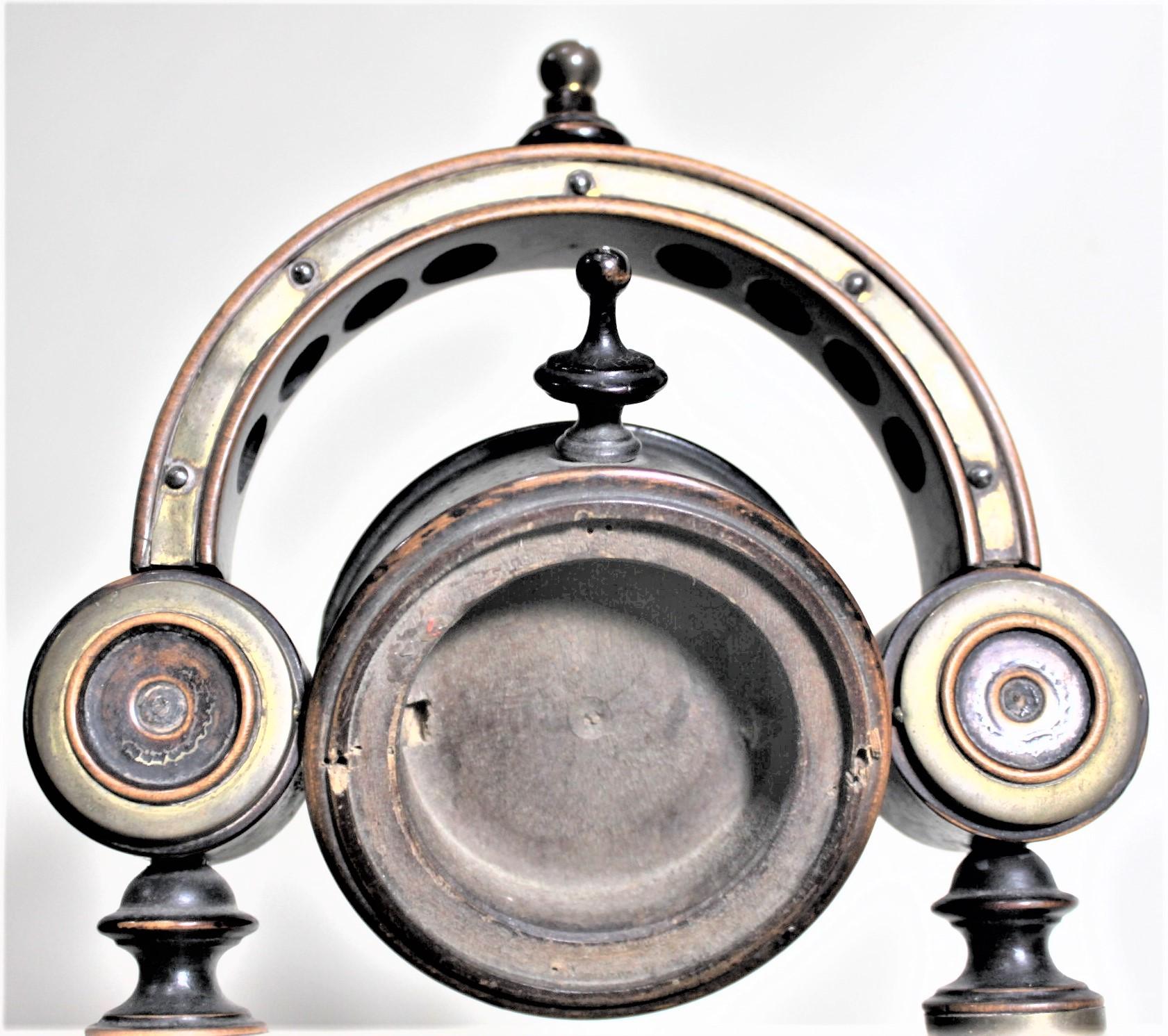 Antiker antiker englischer Uhrenständer aus Holz und Messing mit Kommode oben und Ablageschale im Angebot 5