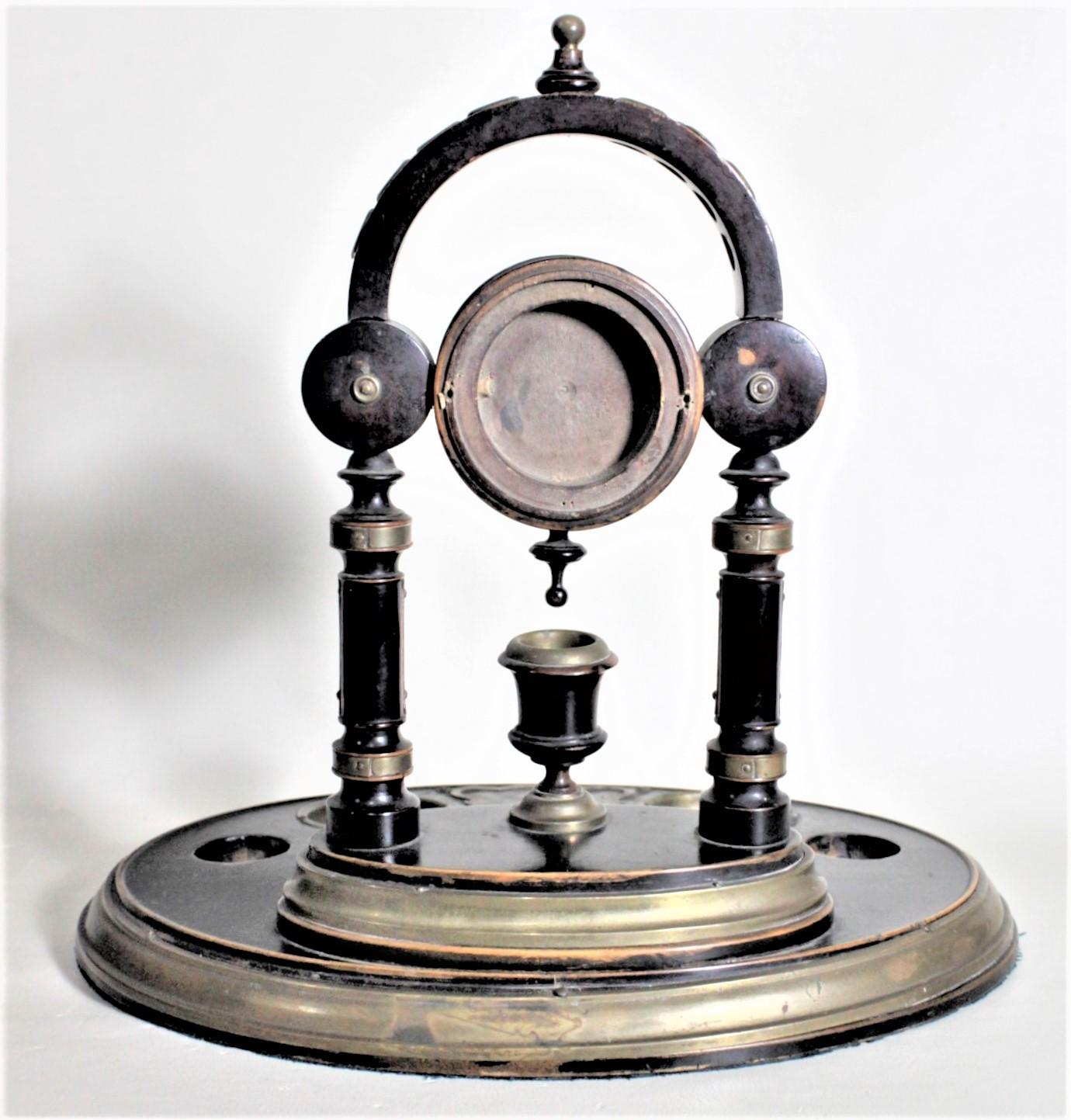Antiker antiker englischer Uhrenständer aus Holz und Messing mit Kommode oben und Ablageschale im Angebot 1