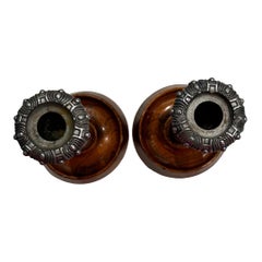 Pareja de candeleros ingleses antiguos de madera con tapa de plata fundida