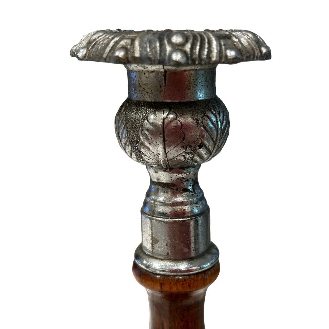 Antike englische Holz-Kerzenständer mit gegossener Silberplatte, Paar im Zustand „Gut“ im Angebot in Naples, FL
