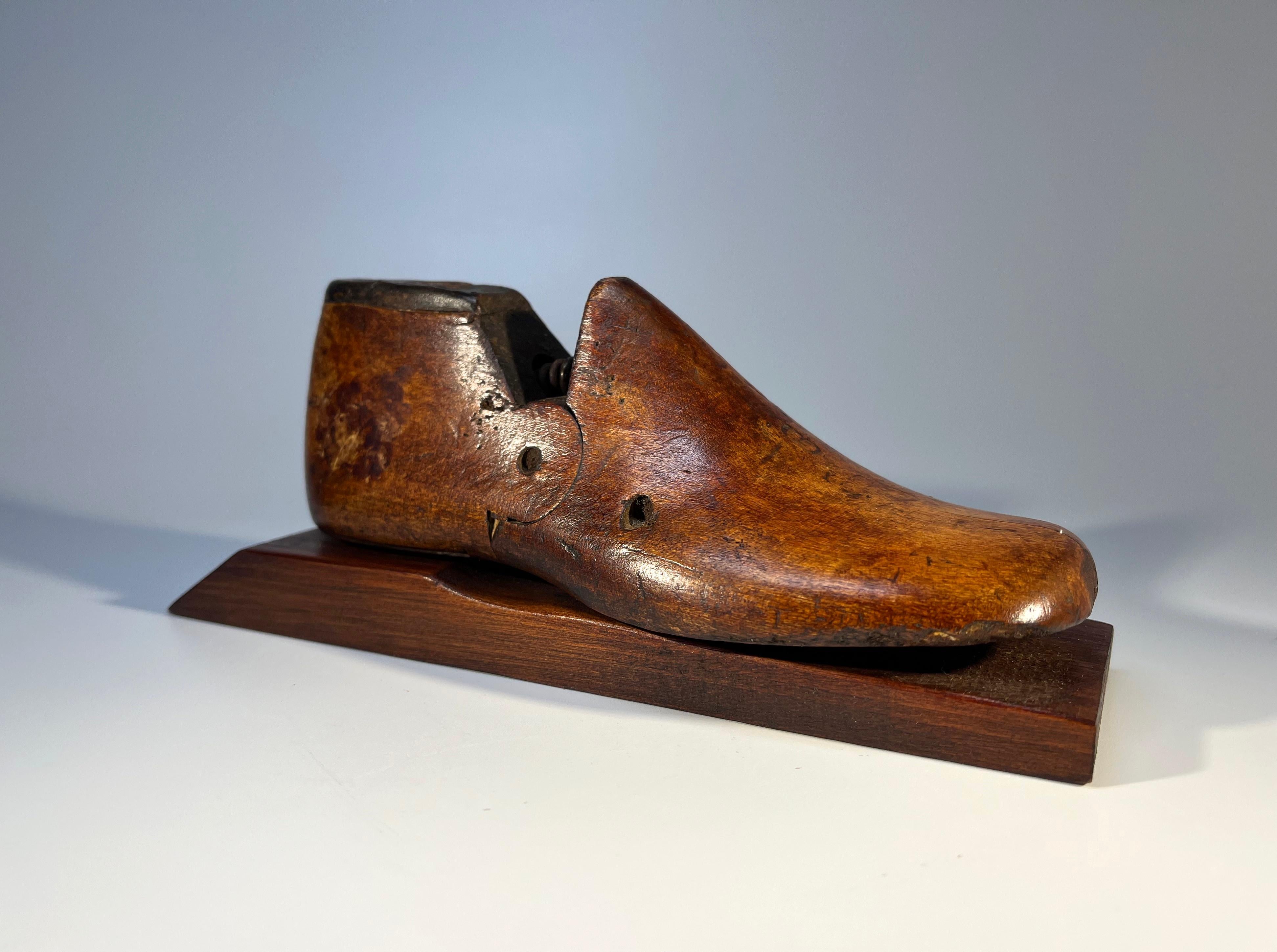 Antique English Wooden Child's Shoe Last Size 8,  England, 1940 In Good Condition For Sale In Rothley, Leicestershire