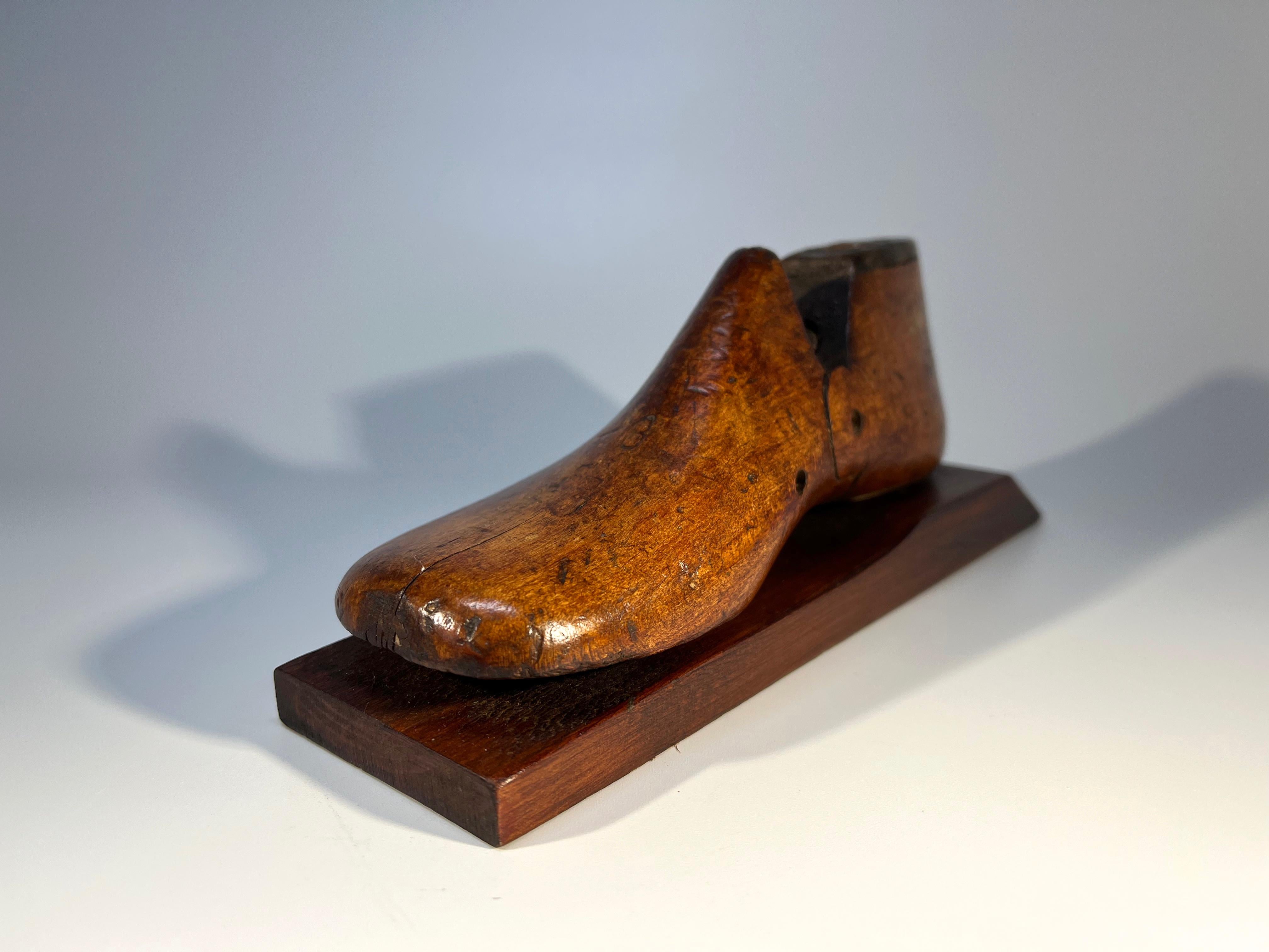 20th Century Antique English Wooden Child's Shoe Last Size 8,  England, 1940 For Sale