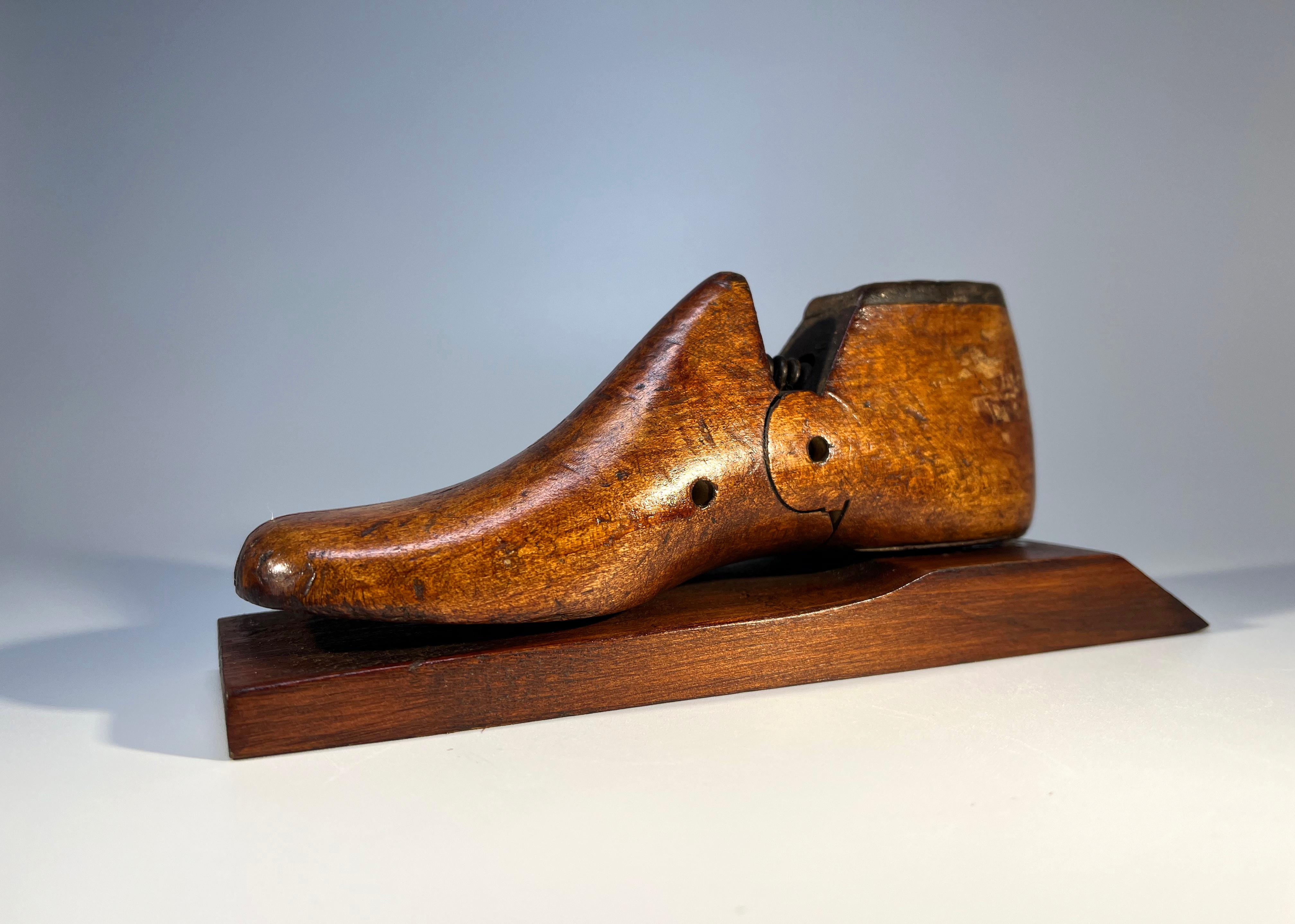 Oak Antique English Wooden Child's Shoe Last Size 8,  England, 1940 For Sale
