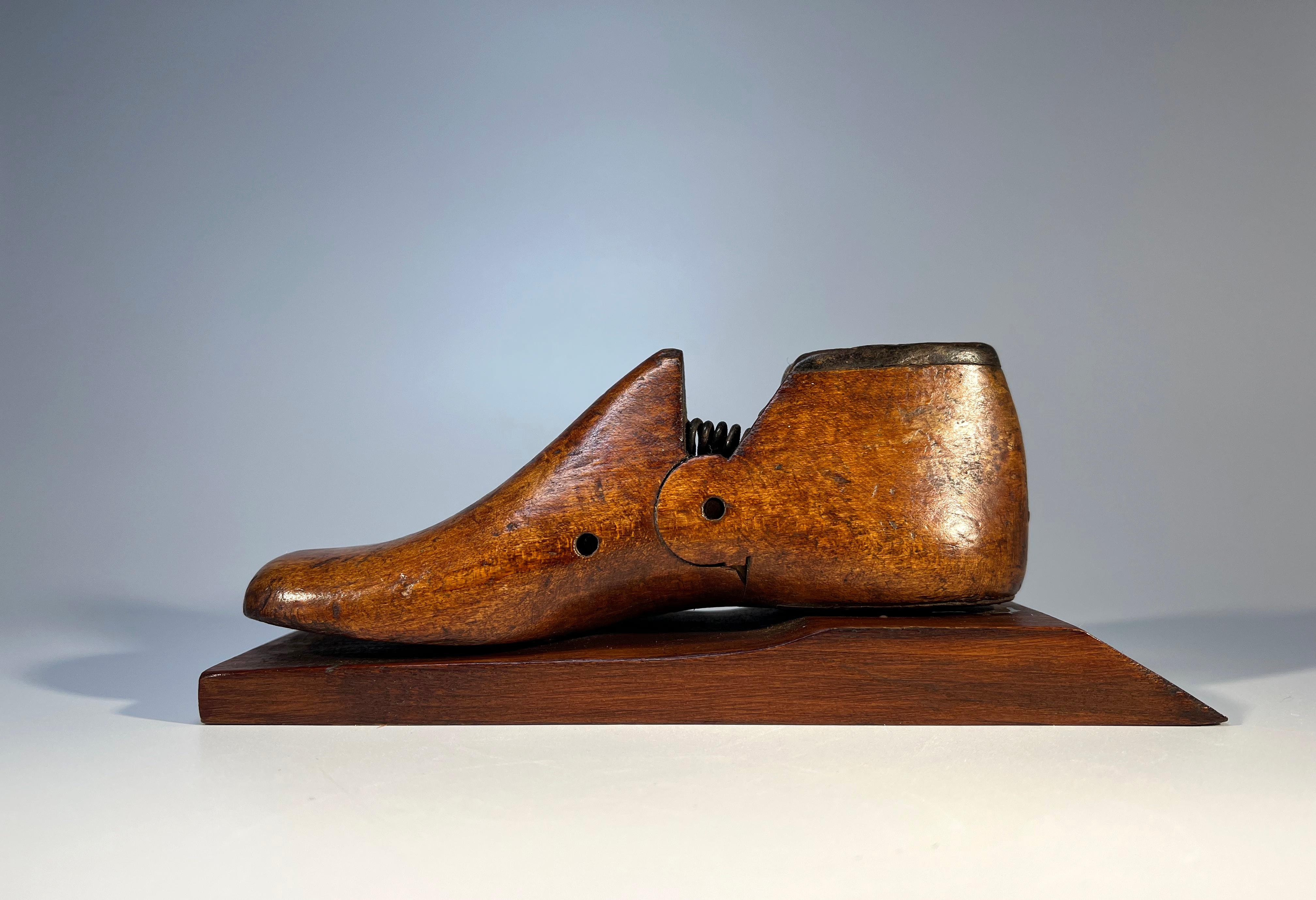 Antique English Wooden Child's Shoe Last Size 8,  England, 1940 For Sale 1